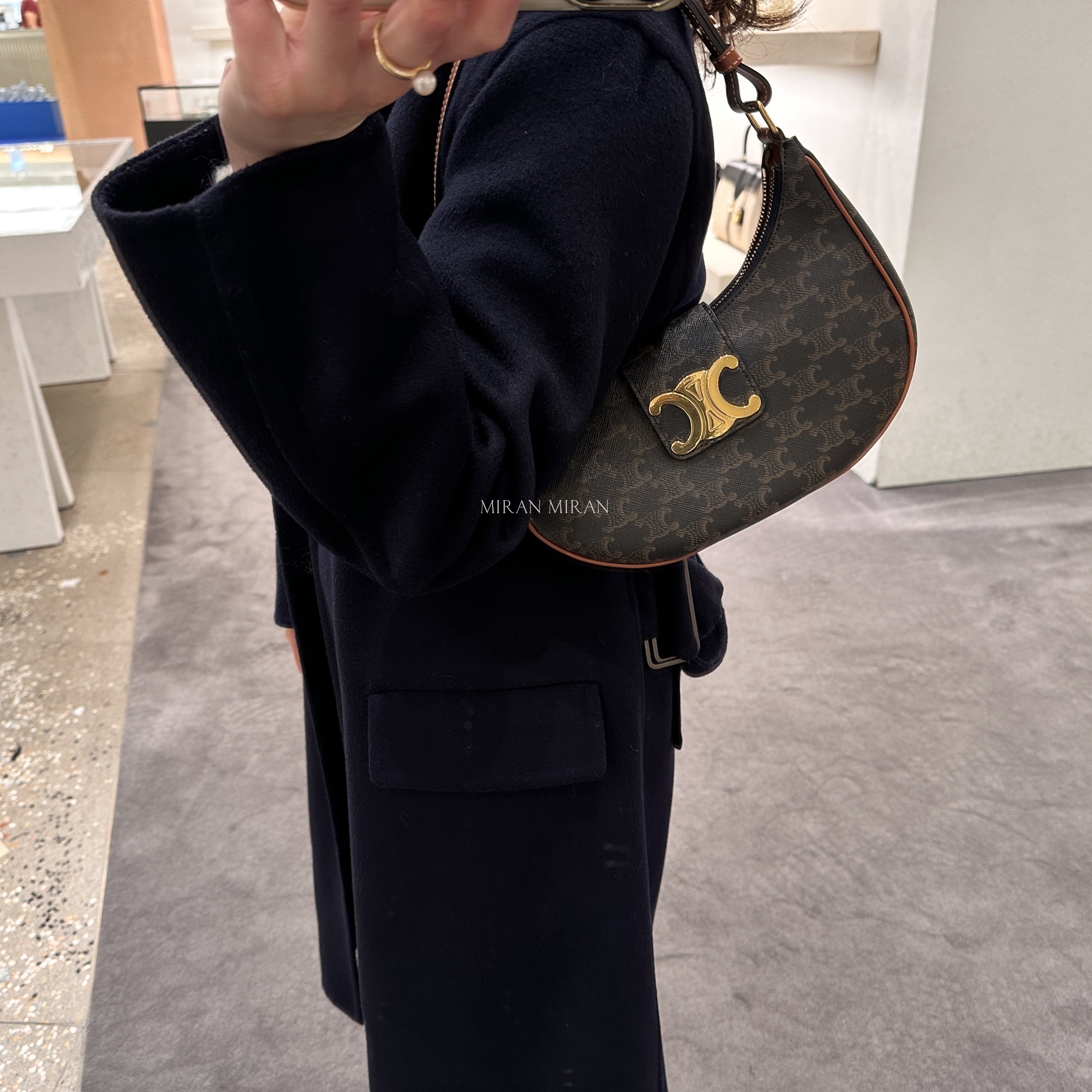 CELINE】ミディアム AVA（アヴァ）トリオンフキャンバス (CELINE