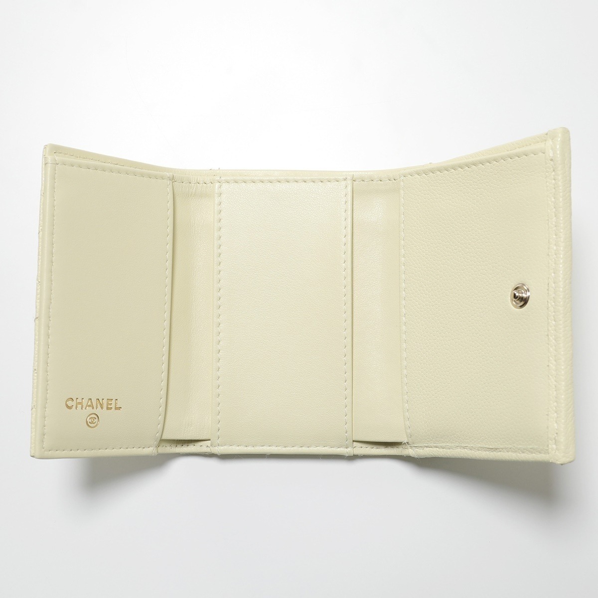 入手困難カラー♪【CHANEL】三つ折り財布 キルティングレザー (CHANEL