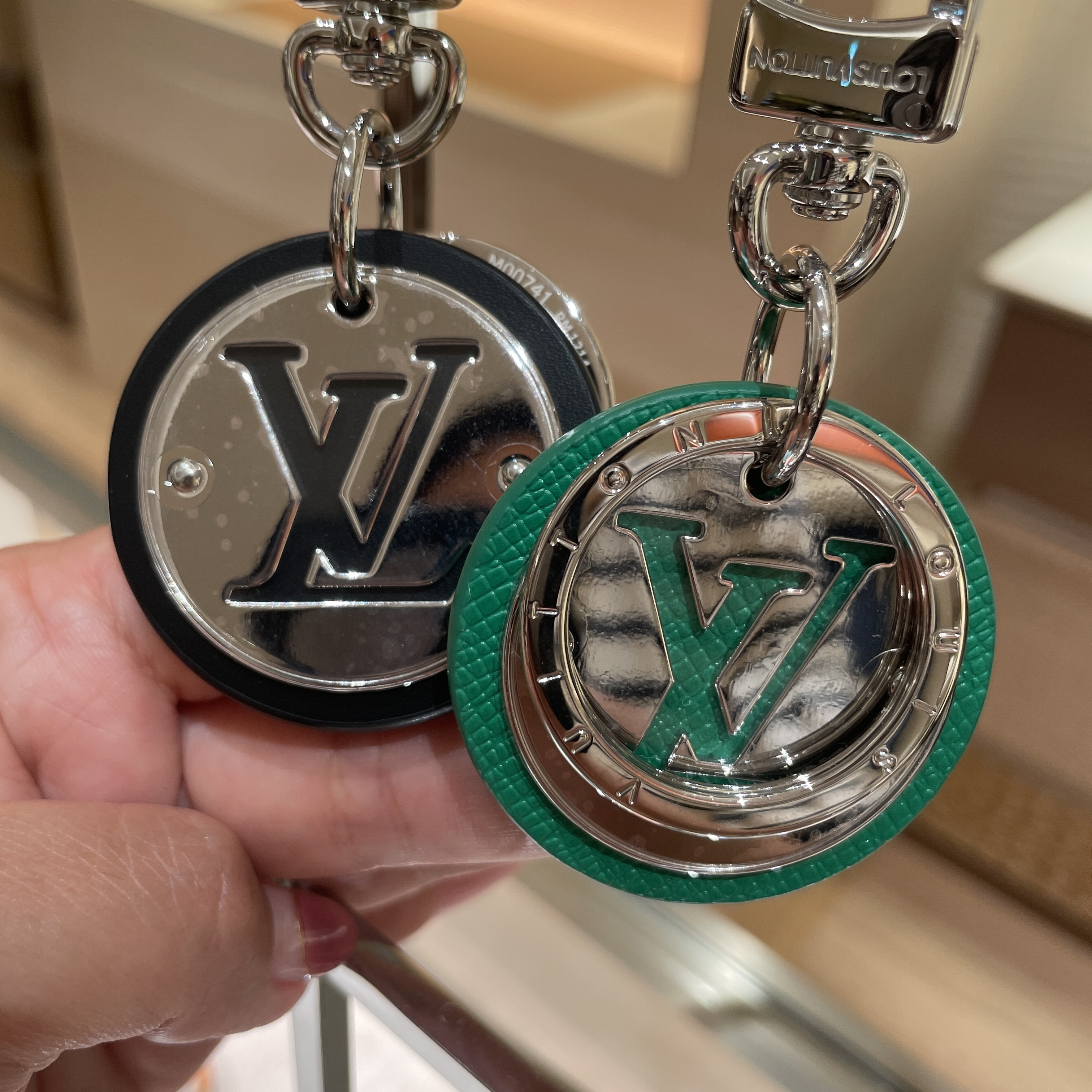 関税なし】LOUIS VUITTON キーホルダー・LV サークル (Louis Vuitton