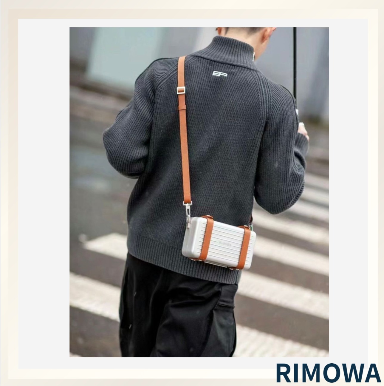 コンパクトながら必需品が収納出来る《RIMOWA》ショルダーバッグ