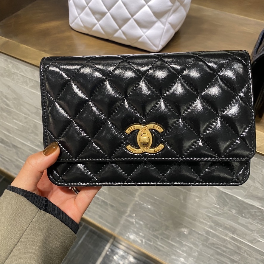 光沢感が上品♪ CHANEL マトラッセ チェーンウォレット (CHANEL