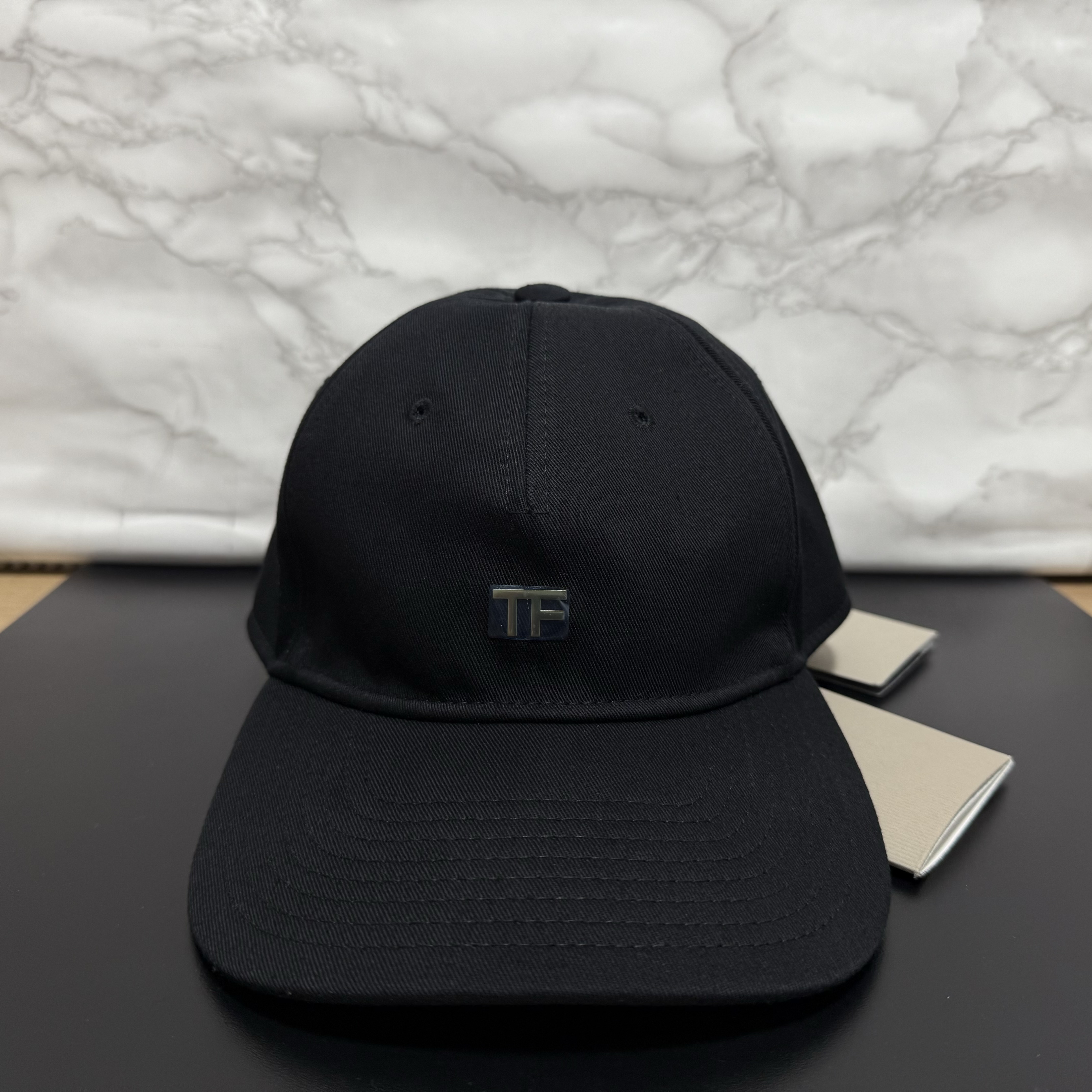 国内発送、トムフォード】tomford TFロゴキャップ 帽子 (TOM FORD