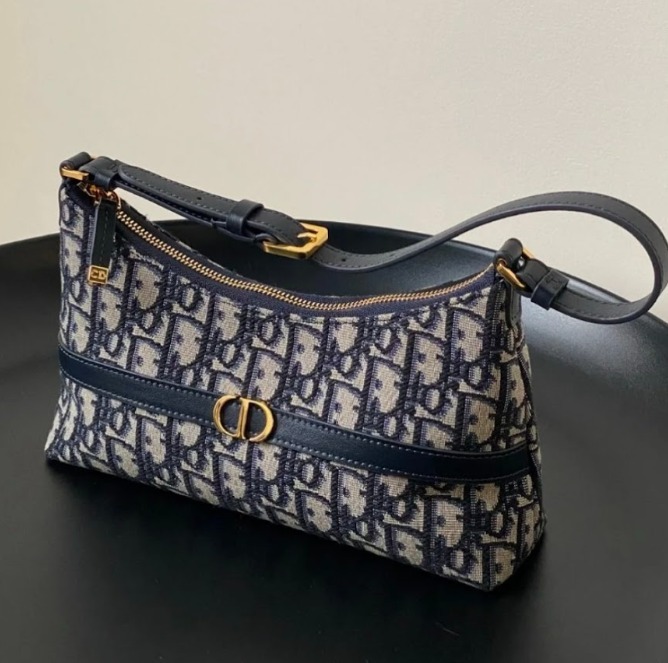 どんなシーンでも合う♪【DIOR】30 Montaigne Cigale ミニバッグ (Dior