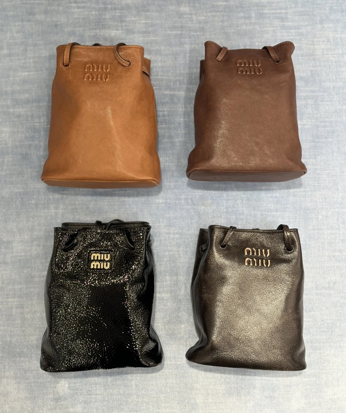 レザーポーチ最新作】miumiu ナプラックパテントレザーバッグ (MiuMiu