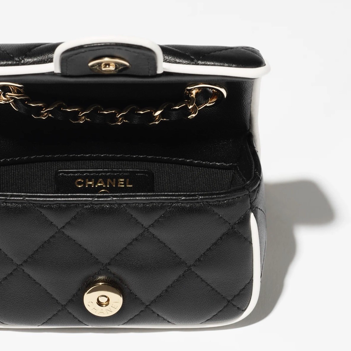バイカラーが可愛い♡】 CHANEL 《チェーンクラッチ》 (CHANEL