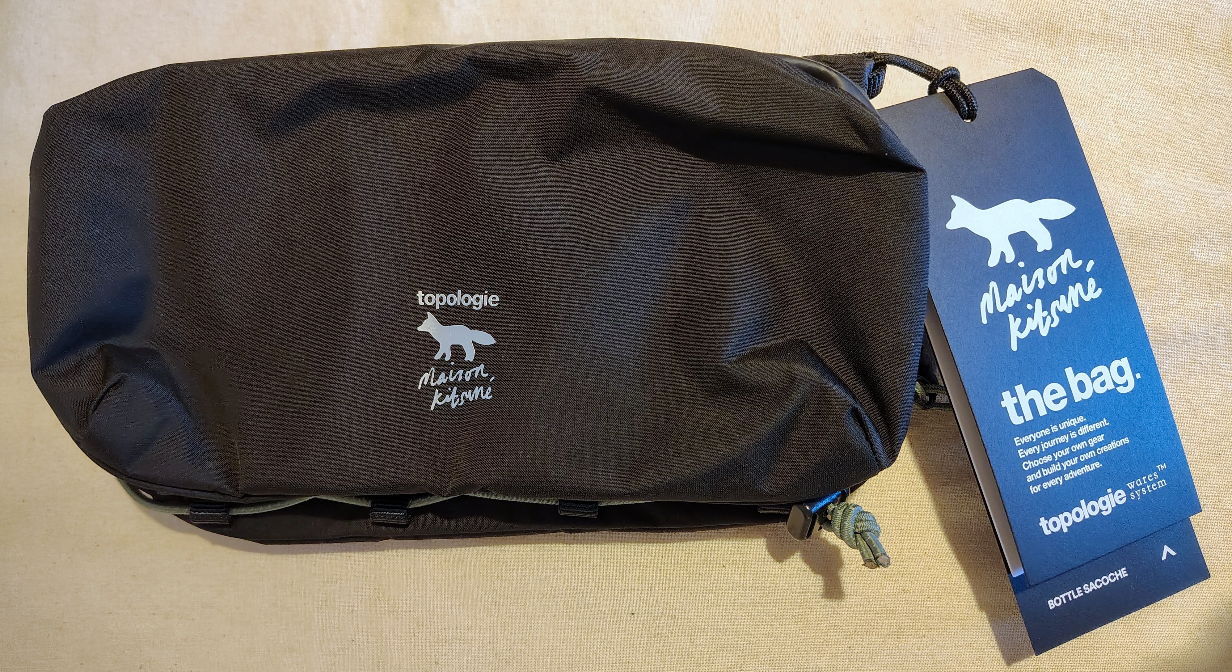 ☆MAISON KITSUNE☆ TOPOLOGIE ミディアム ボトル サコッシュ 黒