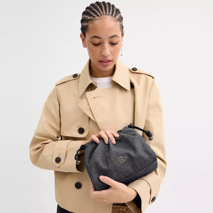 国内発送 すぐ【COACH】フェイ ドローストリング デニム バッグ (Coach