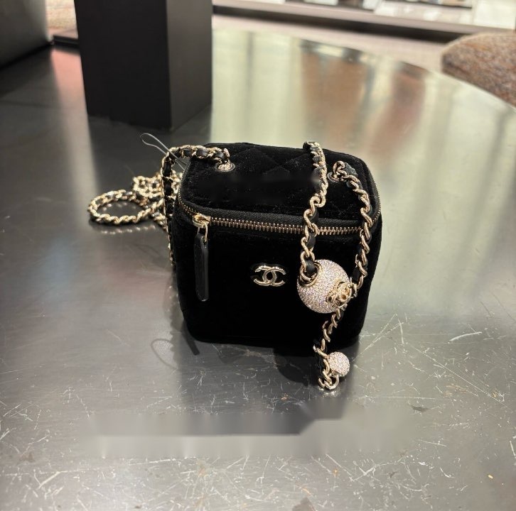 キラキラボールでチェーン調節可能 CHANEL ベルベットバニティ (CHANEL