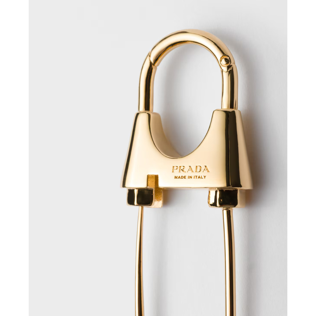 話題】PRADA◇ゴールドメタル 安全ピンブローチ 刻印文字ロゴ (PRADA