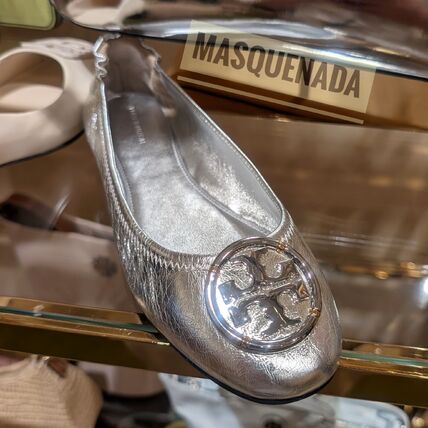 シルバー（銀色）系 Tory Burch(トリーバーチ) フラットシューズ