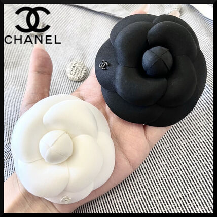 ホワイト（白）系 CHANEL(シャネル) ブローチ・コサージュ(レディース