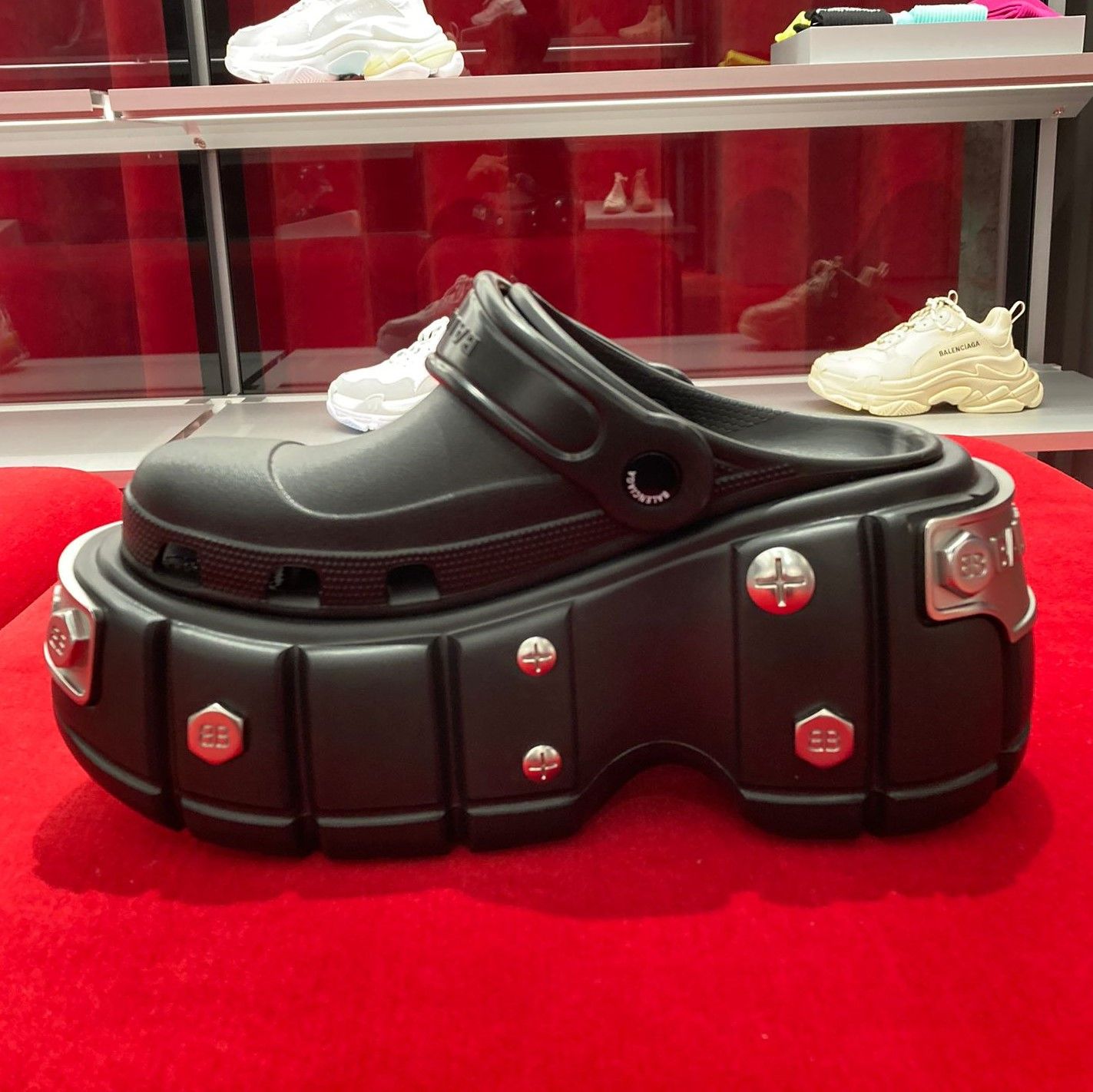 BALENCIAGA(バレンシアガ)×CROCS(クロックス)のコラボがまだ手に入る