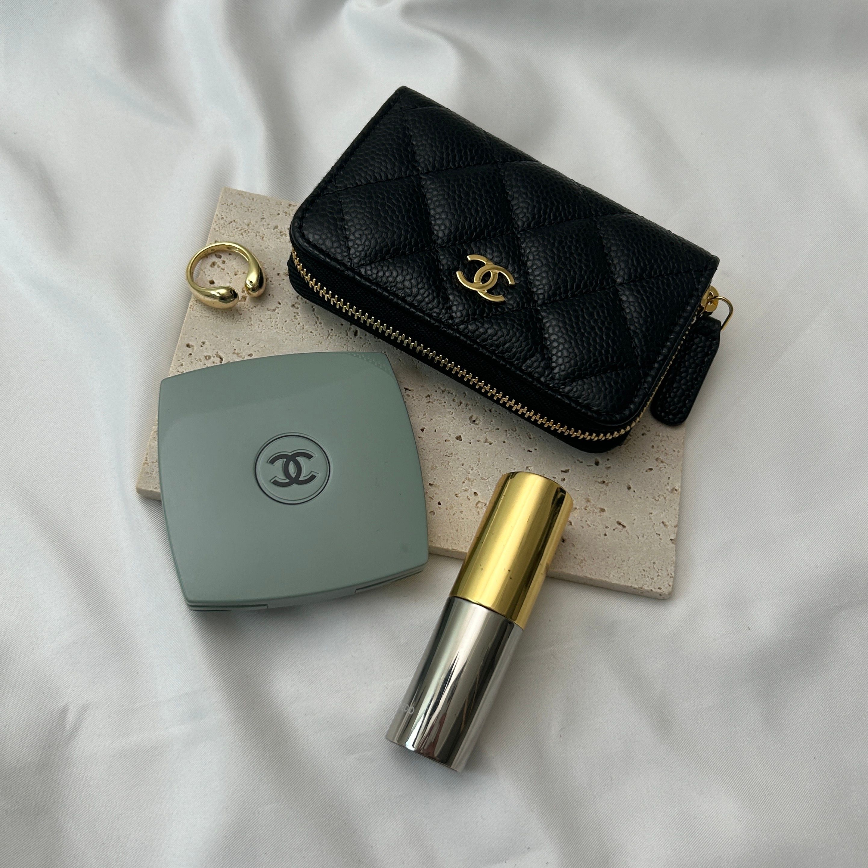 買い逃した方必見！CHANEL(シャネル)の限定ミラー「カラーコード」が