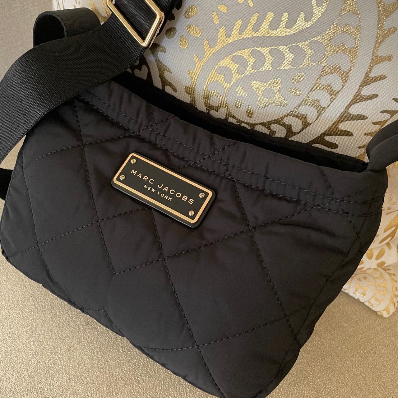 MARC JACOBS ロゴ キルティング ナイロン クロスボディー♪ (MARC