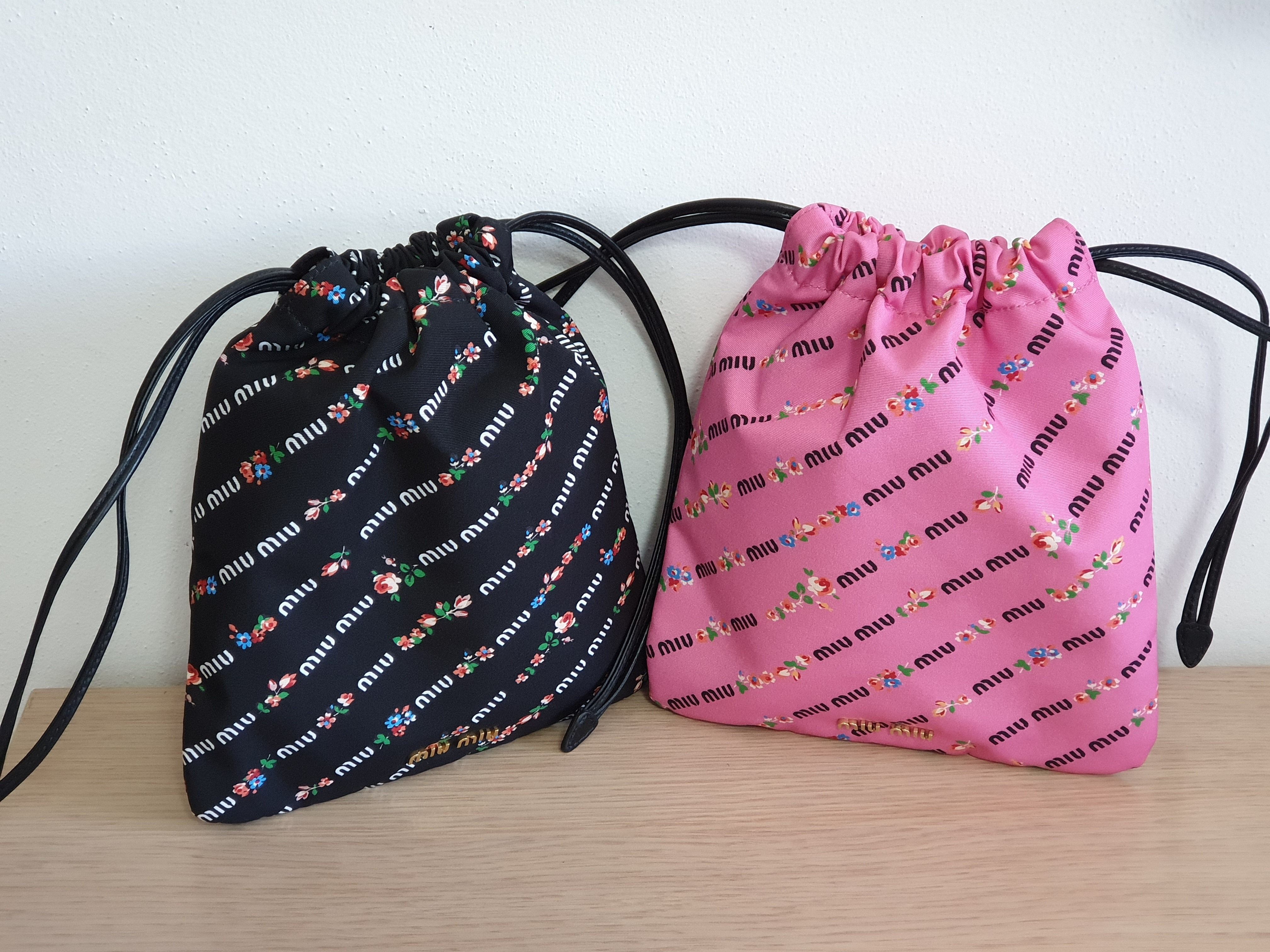 MiuMiu巾着ポーチ☆ロゴプリント☆ブラック/ピンク (MiuMiu/ポーチ
