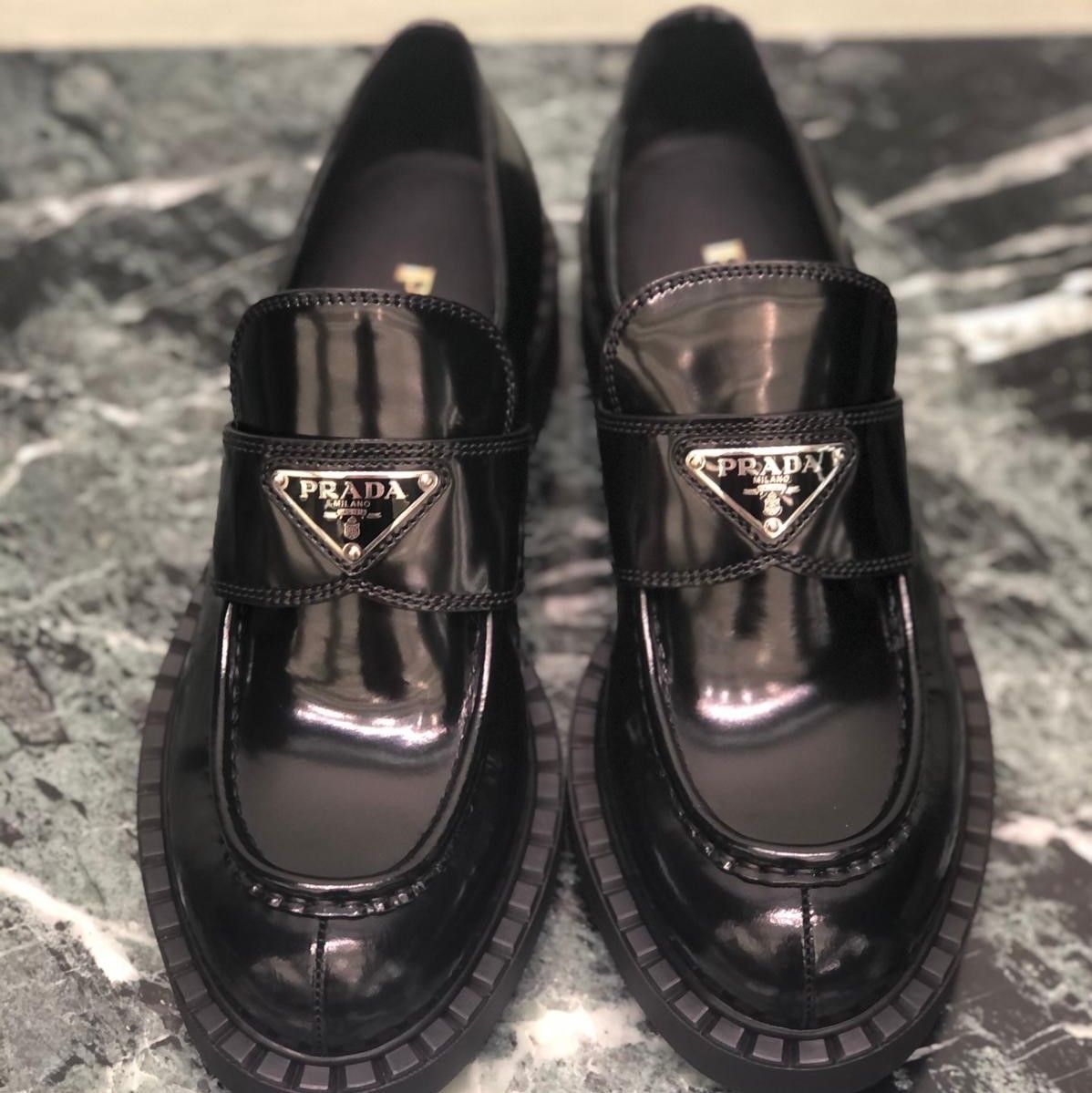 世界中で完売続出】PRADA◇ブラッシュドレザー ローファー (PRADA