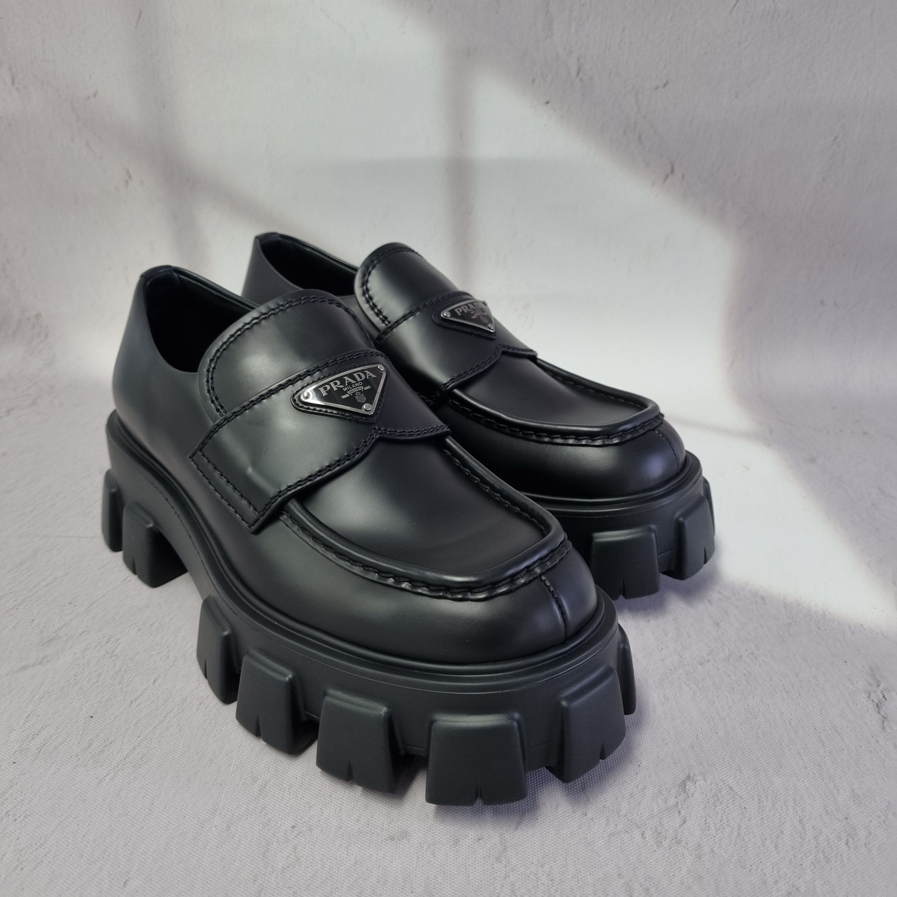 ☆【PRADA】☆プラダ モノリス ブラッシュドレザー ローファ.ー (PRADA