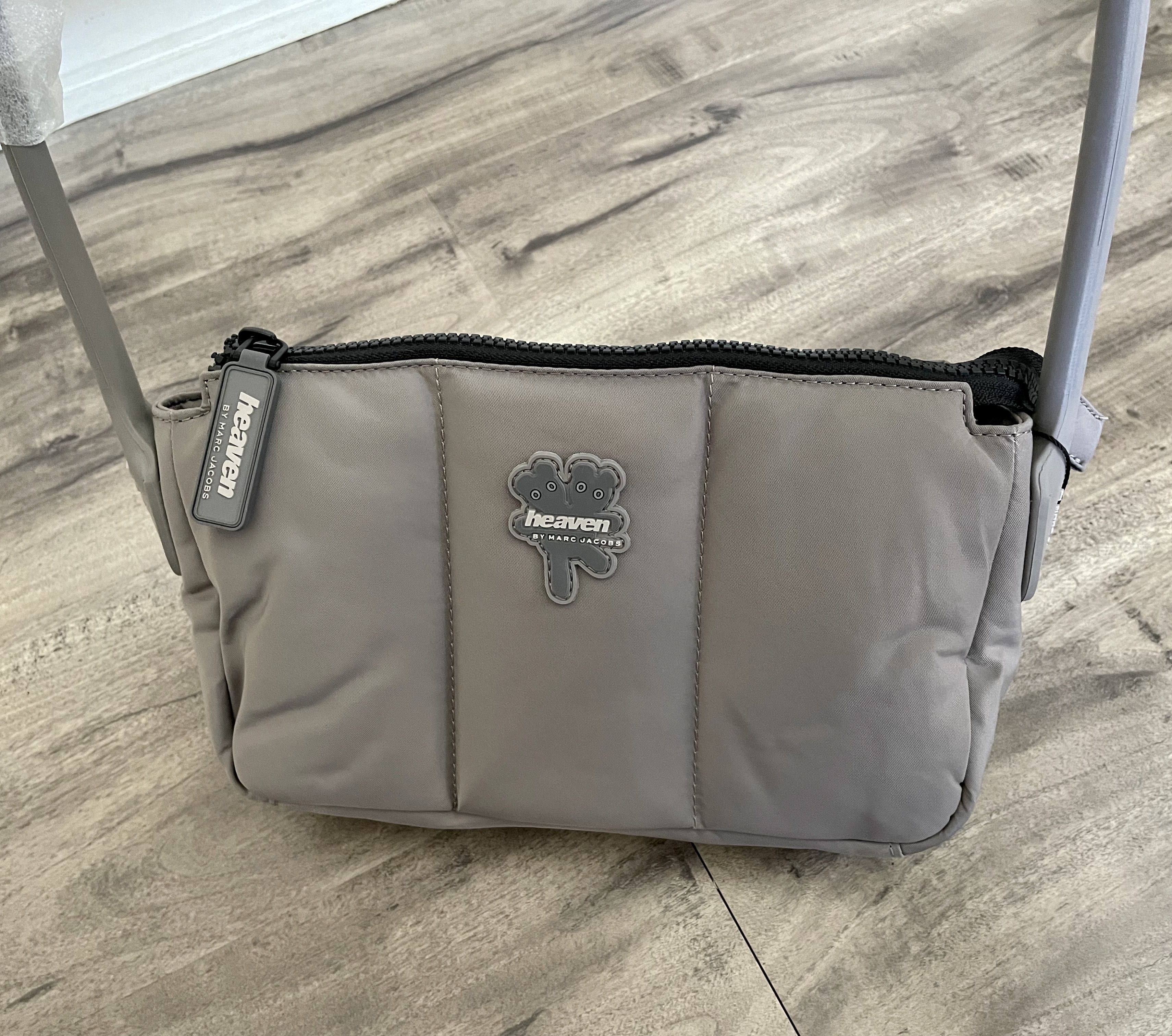 追跡有送料込【Heaven by Marc Jacobs】ショルダーバッグ (heaven BY