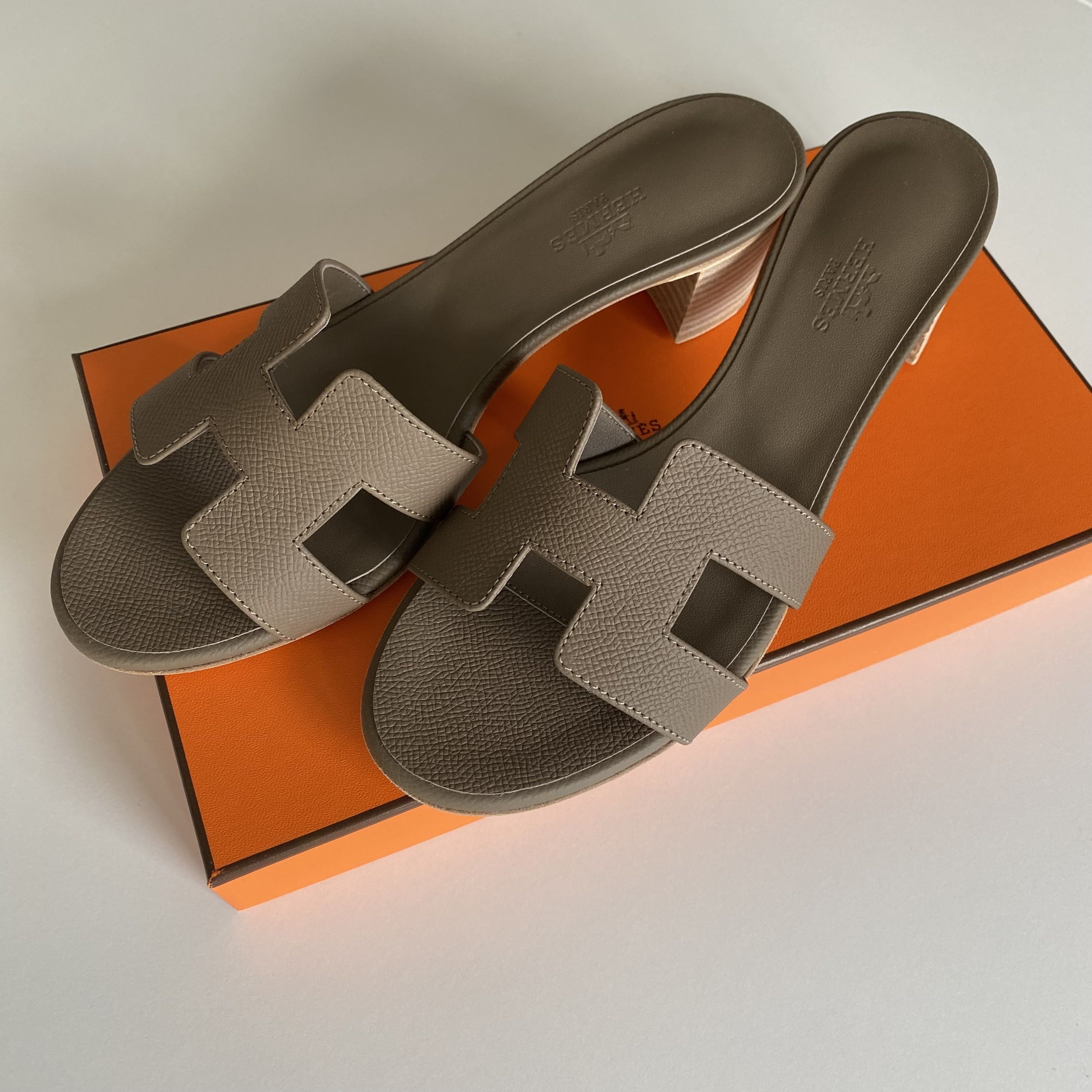 人気【エルメス】オアジス Oasis エトープ サンダル (HERMES/サンダル