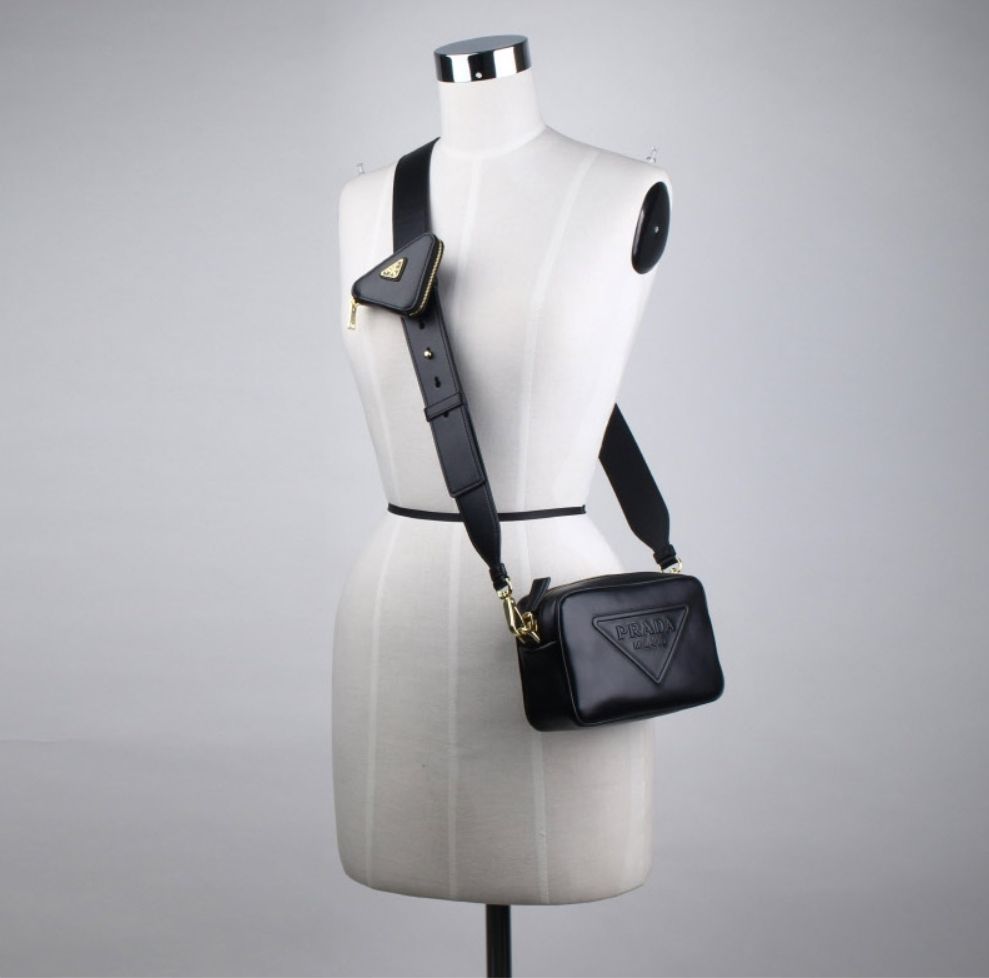 ☆送料関税込☆PRADA プラダ エンボス ロゴ ショルダーバッグ (PRADA