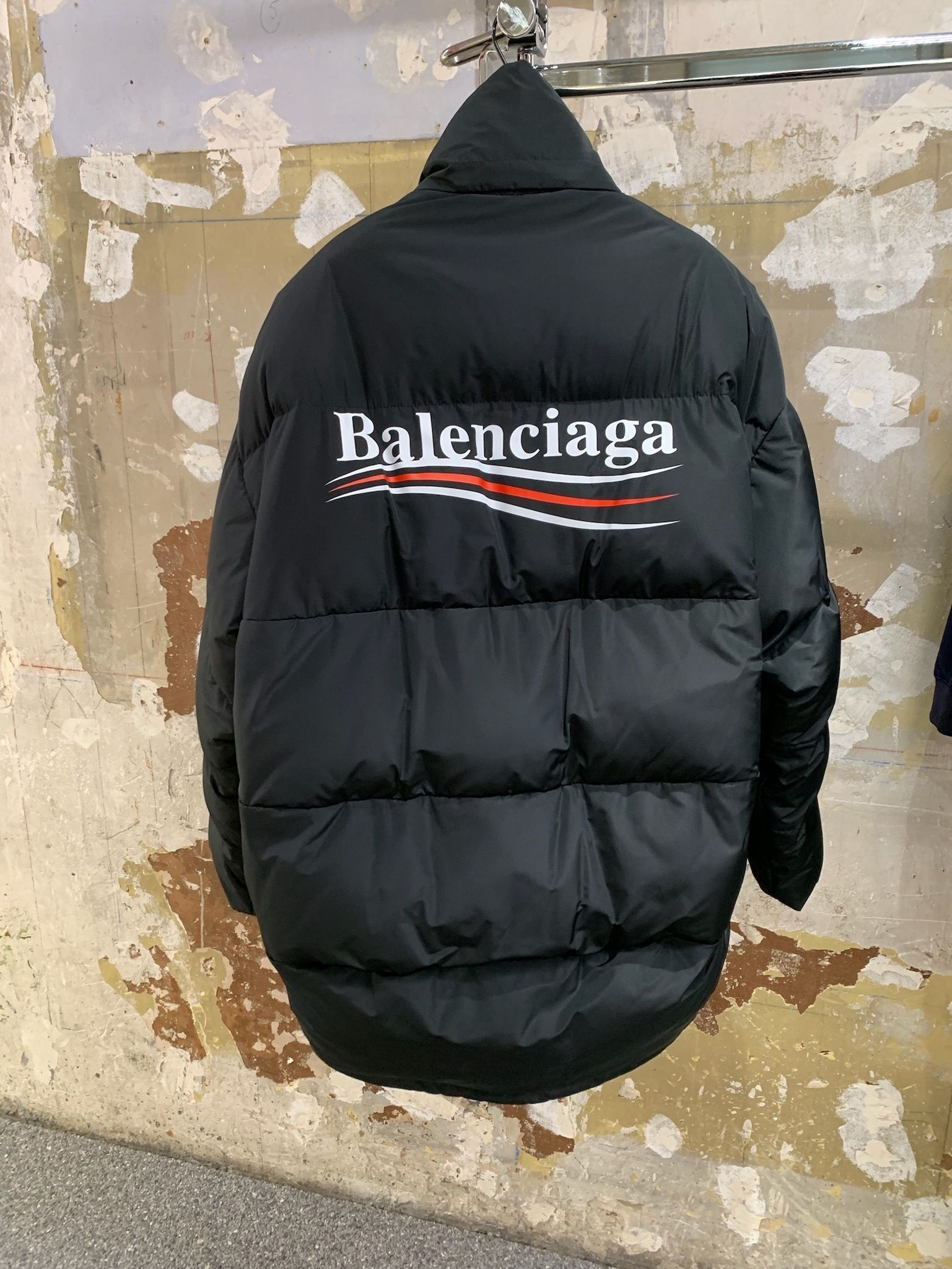 BALENCIAGA】POLITICAL CAMPAIGN C-SHAPE PUFFER ロゴ (BALENCIAGA