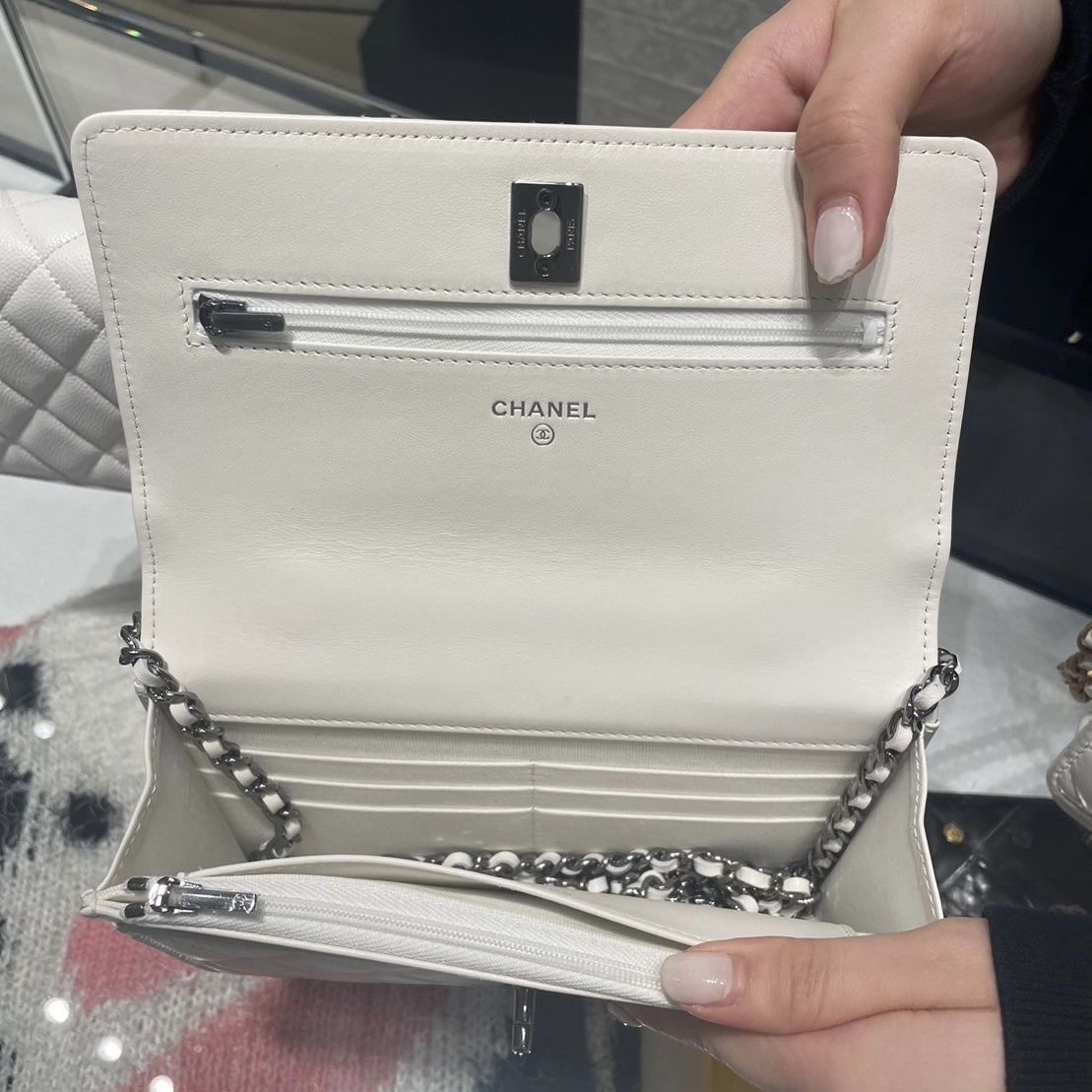 上品なホワイト♡【CHANEL】クラシック チェーンウォレット (CHANEL