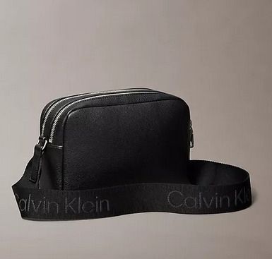 Calvin Klein CKエンボス加工ロゴ レザー カメラバッグ 男女兼用