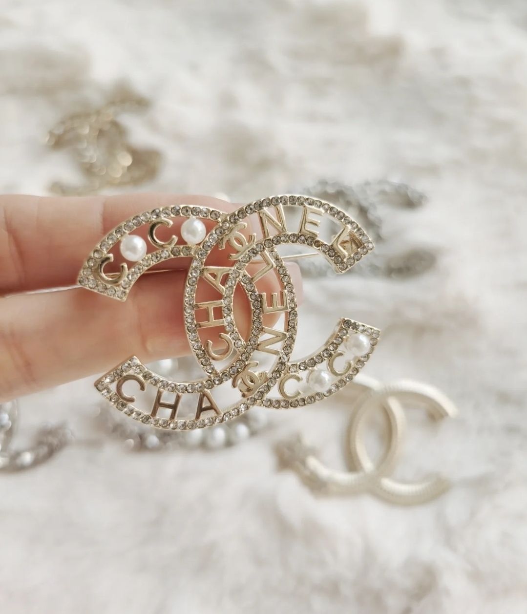 CHANEL】輝くラインストーンとパール 文字が可愛いブローチ (CHANEL