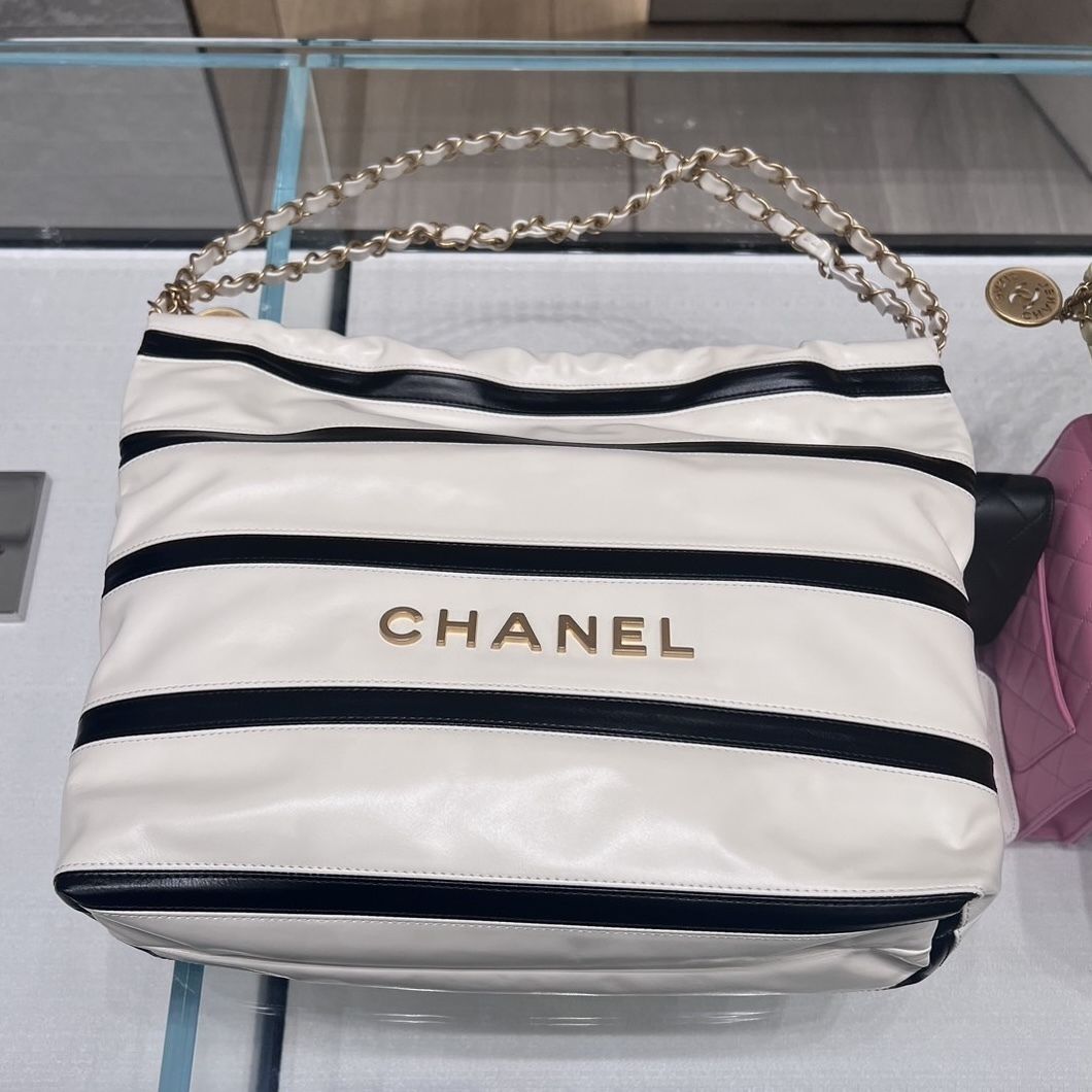 大人可愛いボーダー柄】 CHANEL 22 スモール ハンドバッグ (CHANEL