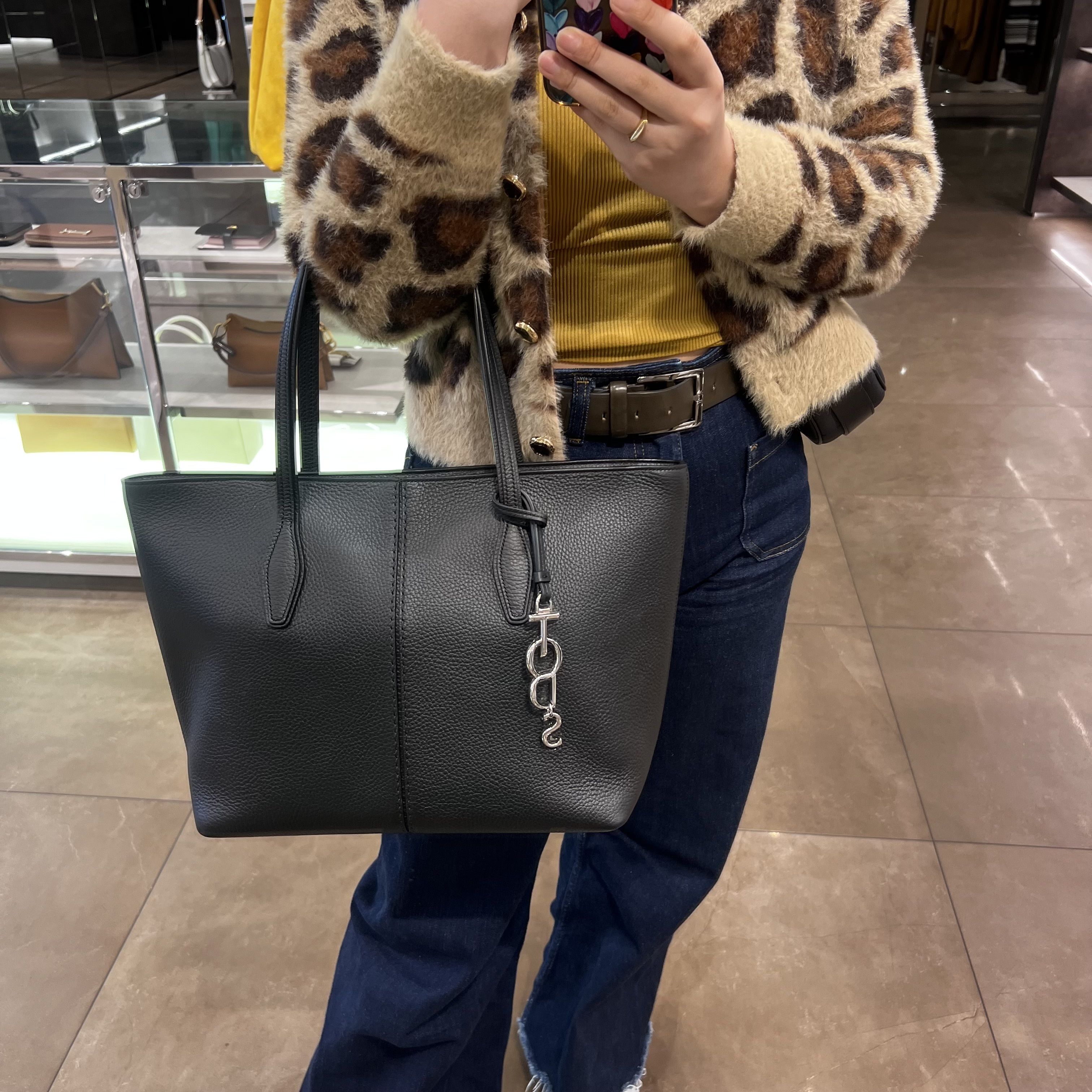 TOD'S＊最終セール価格！A4可 お仕事にも チャーム付 トート (TOD'S