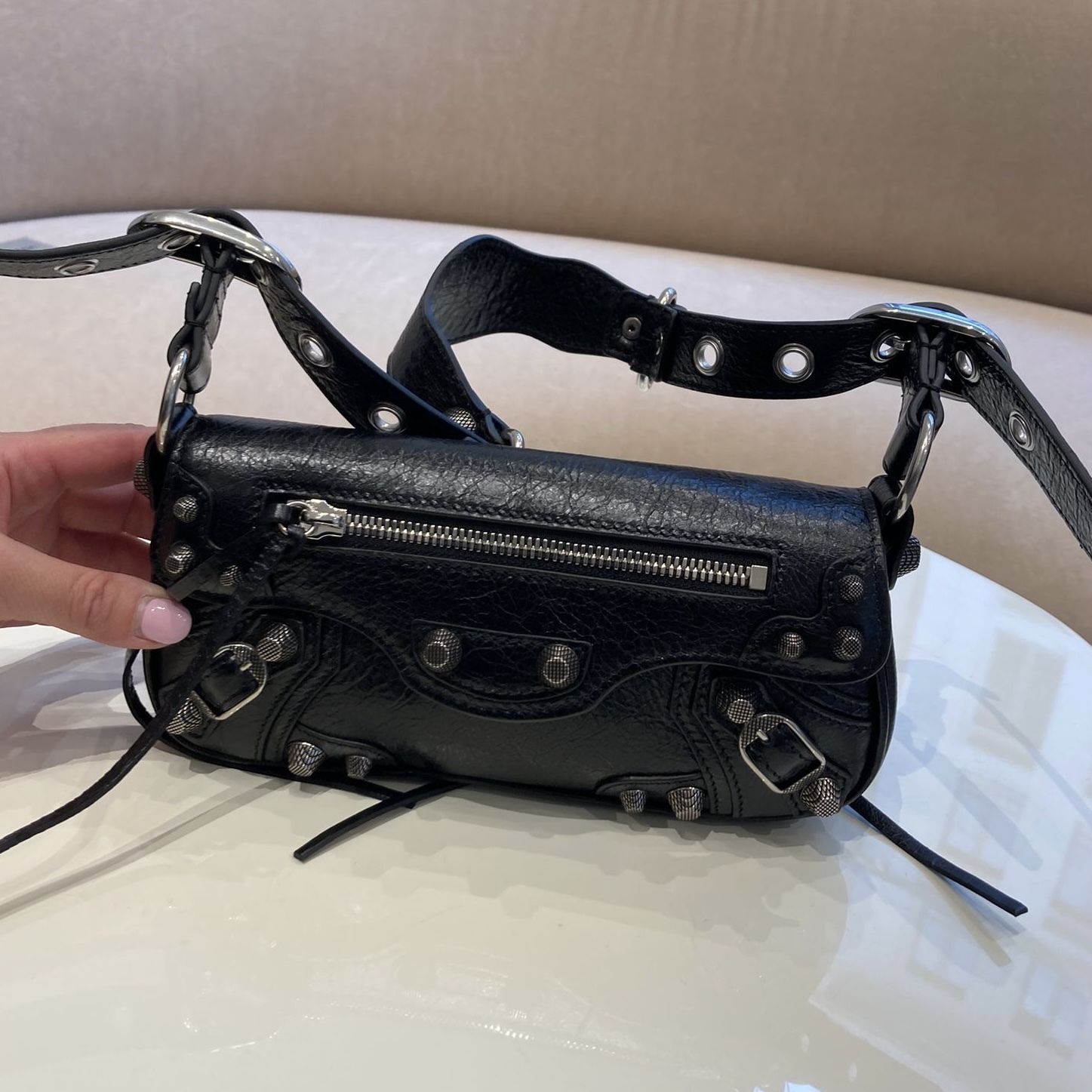 ☆VIP SALE《バレンシアガ》LE CAGOLE XS スリングバッグ (BALENCIAGA