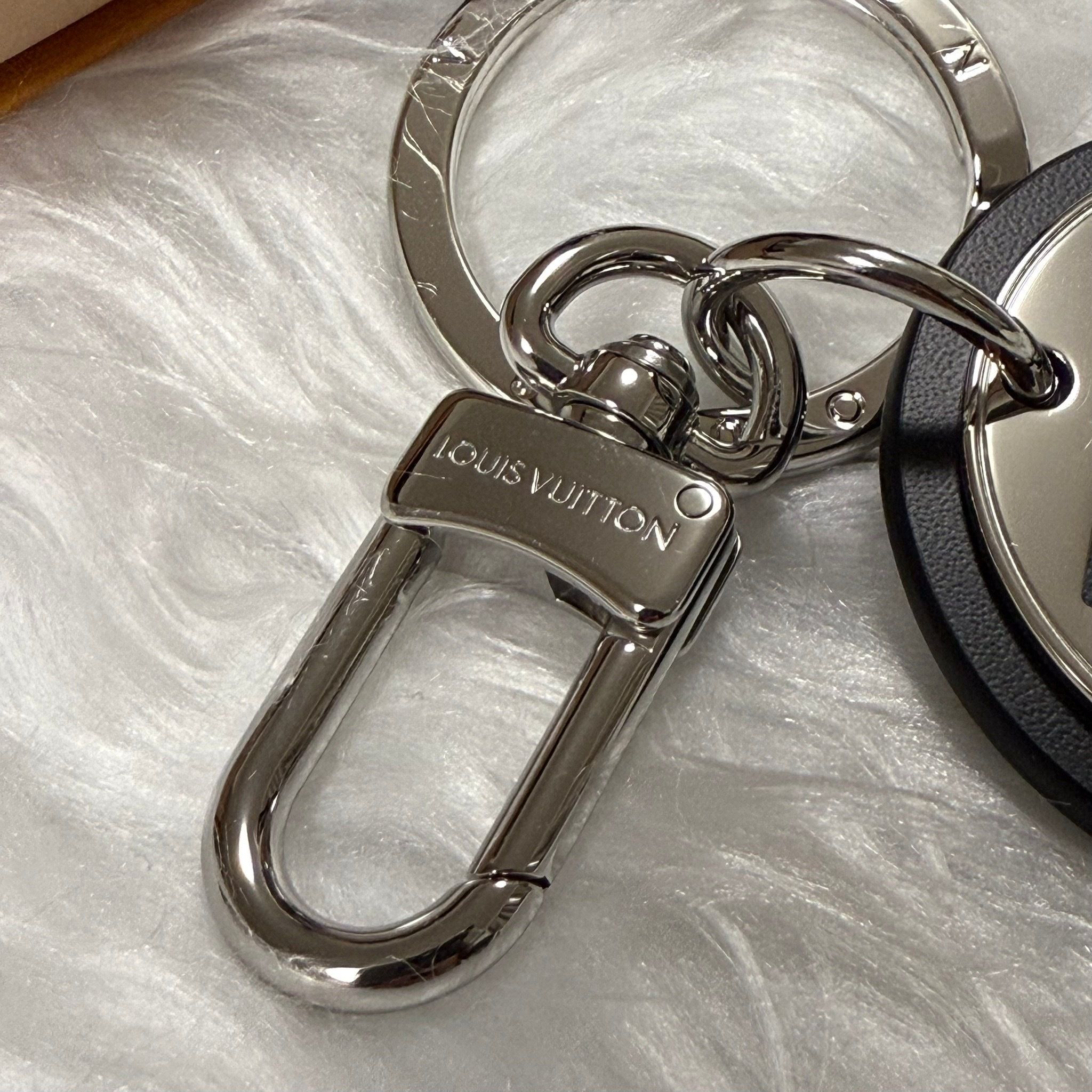 関税なし】LOUIS VUITTON キーホルダー・LV サークル (Louis Vuitton