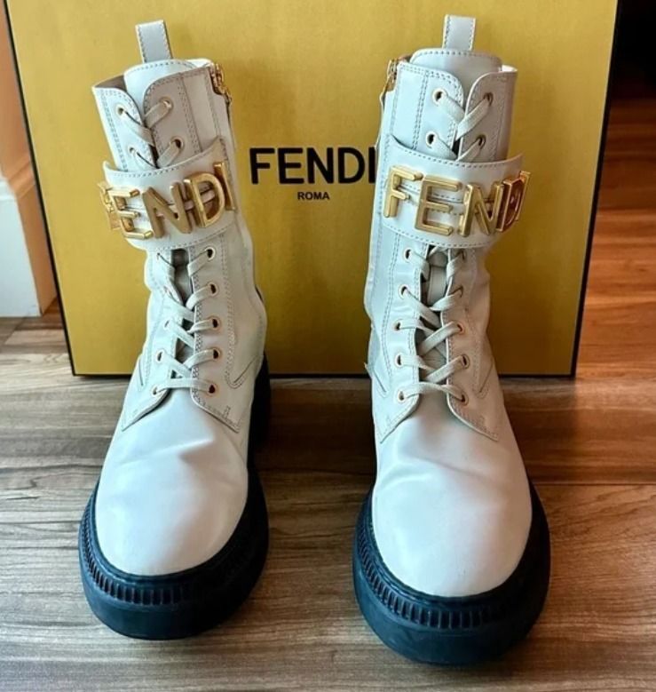 Fendi】フェンディ グラフィ ショートブーツ ホワイト ロゴ (FENDI