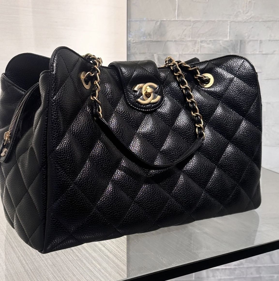 珍しい レザーの大きめバック 大容量で旅行もCHANELトートバック