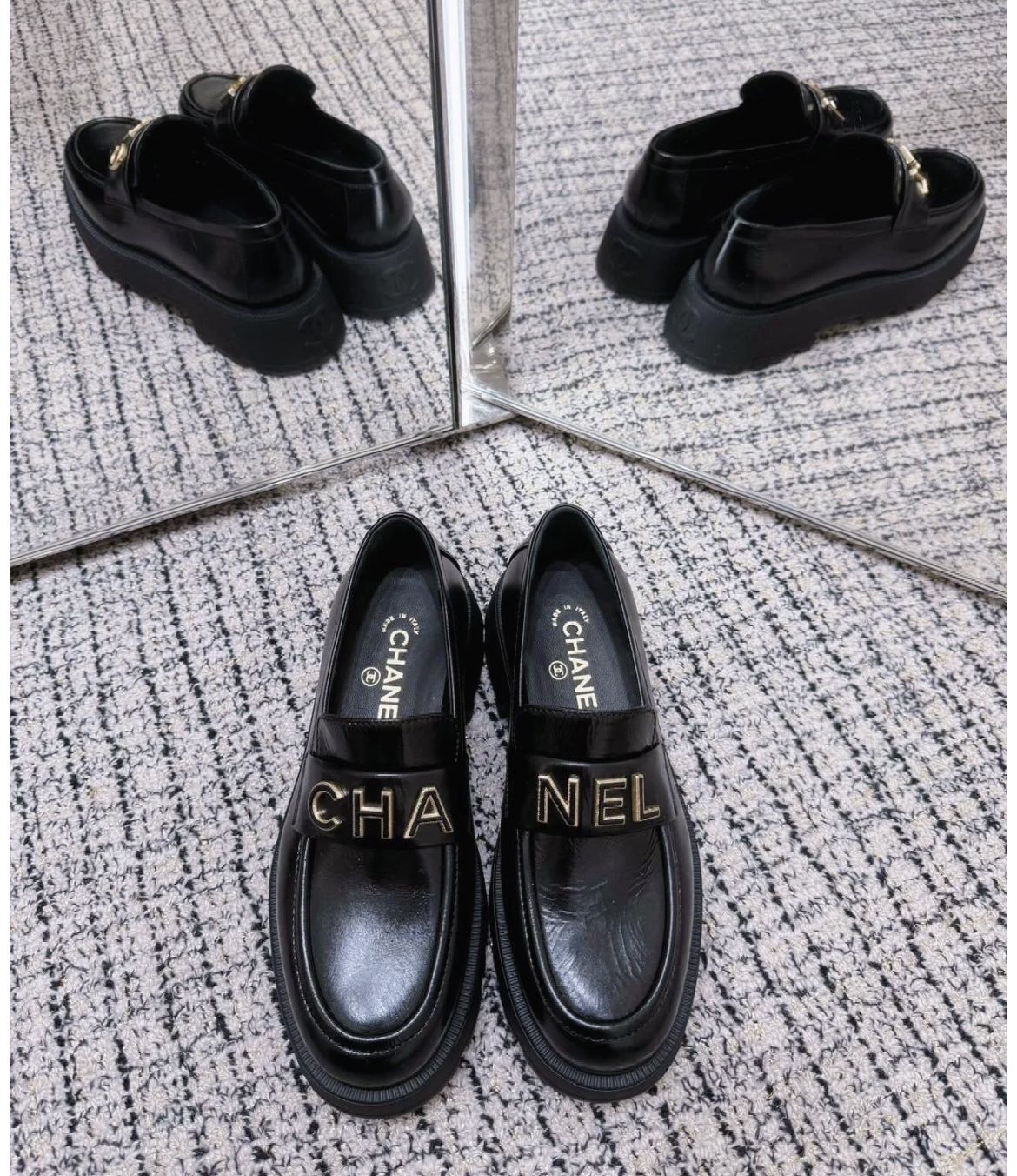 両足でシャネルロゴが出現！厚底で足長効果 CHANEL ローファー (CHANEL