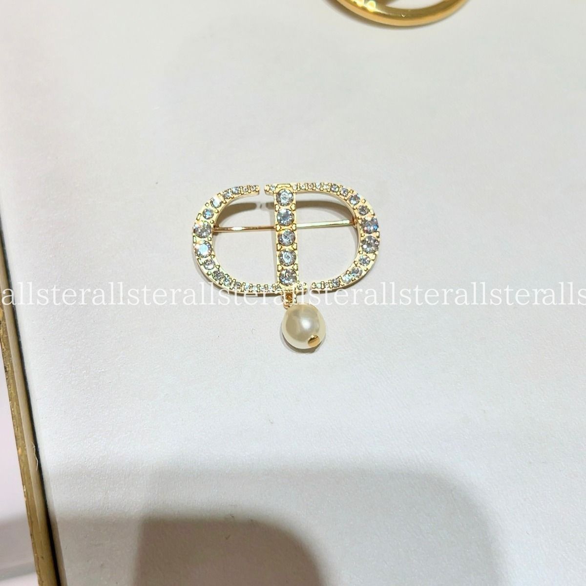 ホストに人気【DIOR】ディオール CD ロゴ パール ブローチ (Dior