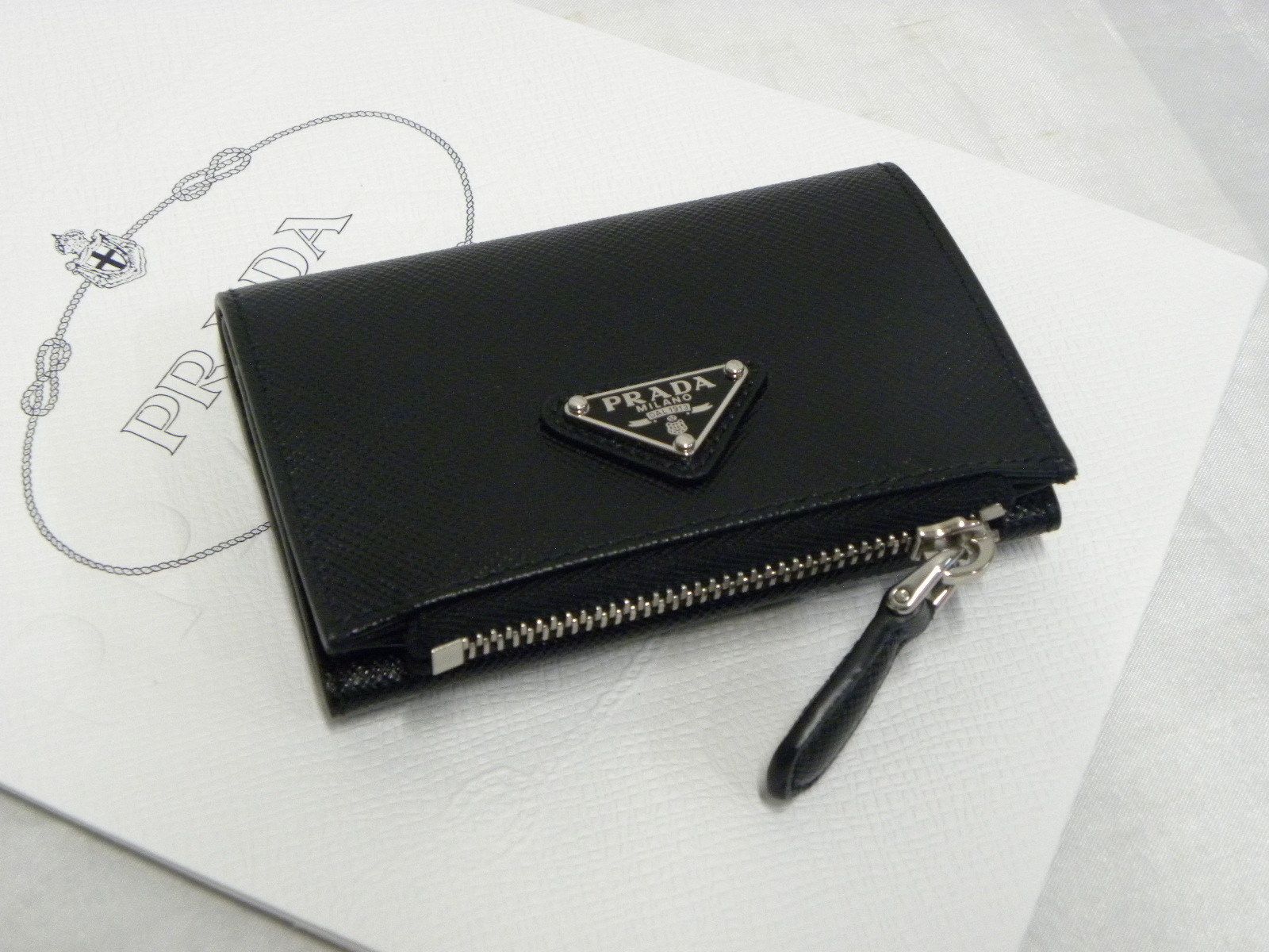 PRADA サフィアーノトライアングル 小銭入れ付きカードケース 黒
