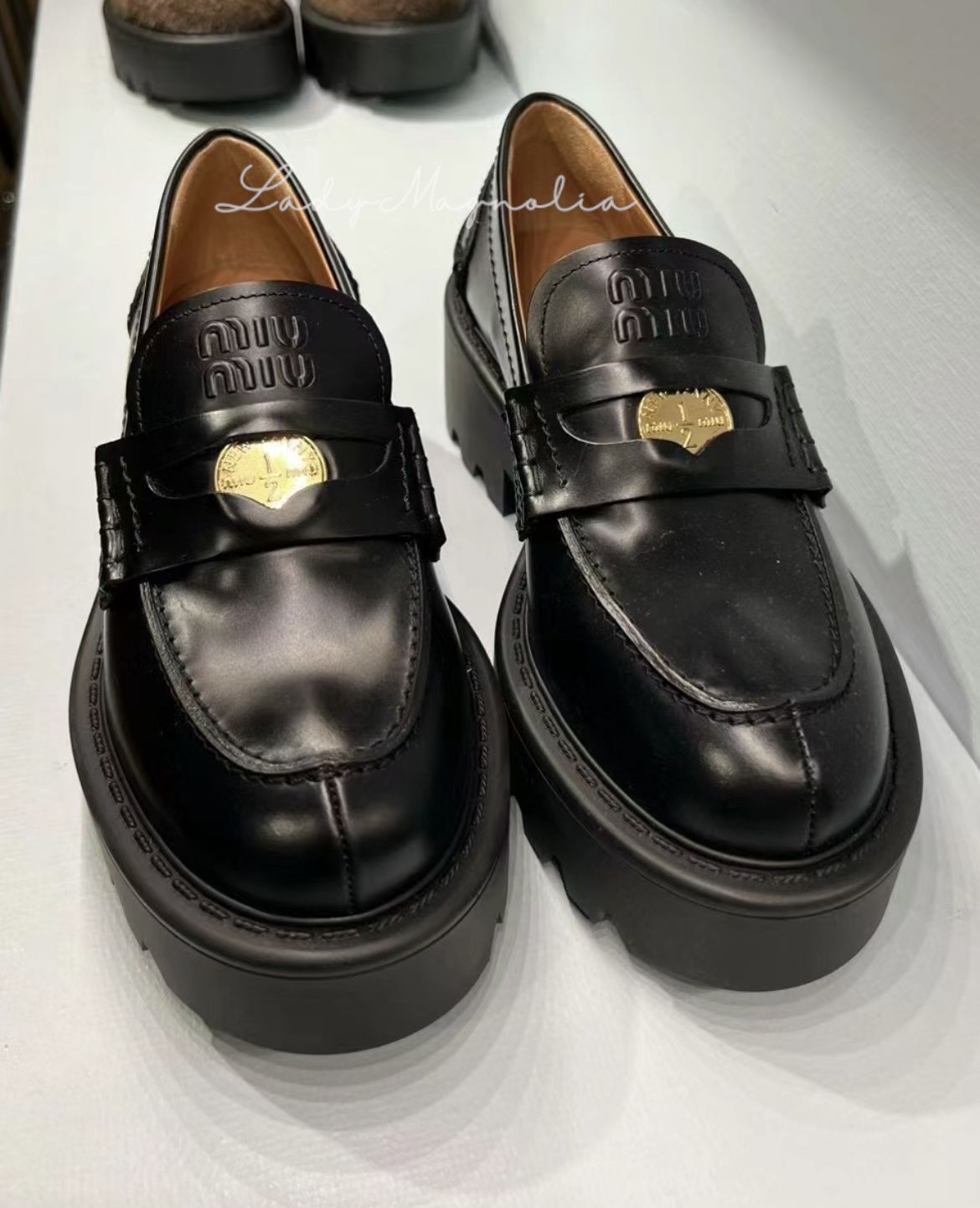 MIUMIU】ブラッシュド レザー ローファー エングレイブ コイン (MiuMiu