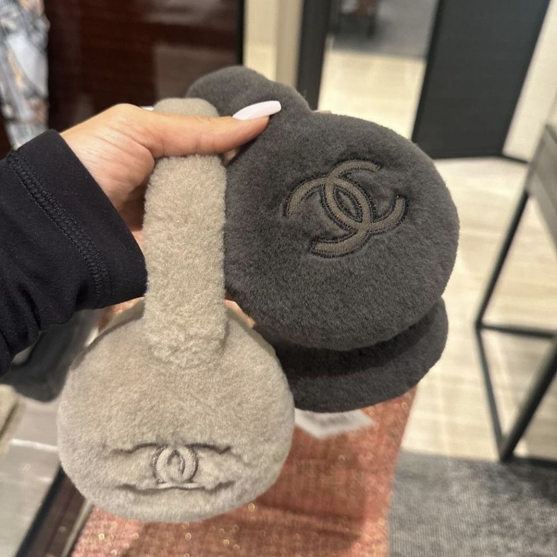 もこもこが可愛い【CHANEL】イヤーマフラー ギフトにも 希少 (CHANEL