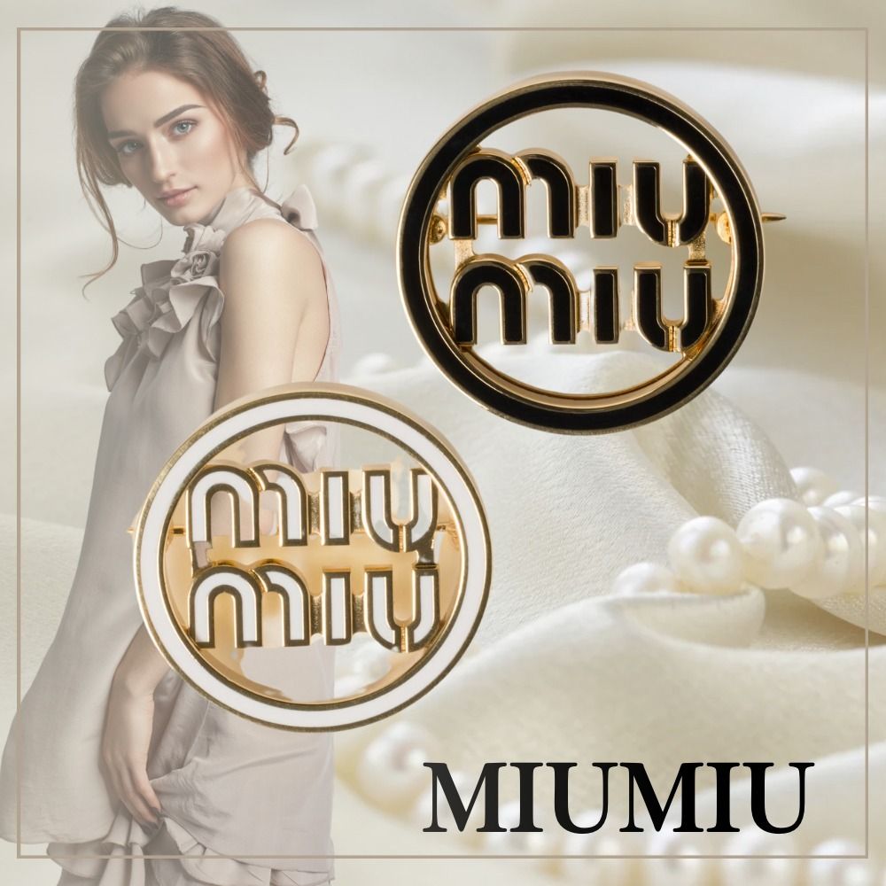ファッションに自信を】MIUMIU エナメルメタル ロゴブローチ (MiuMiu