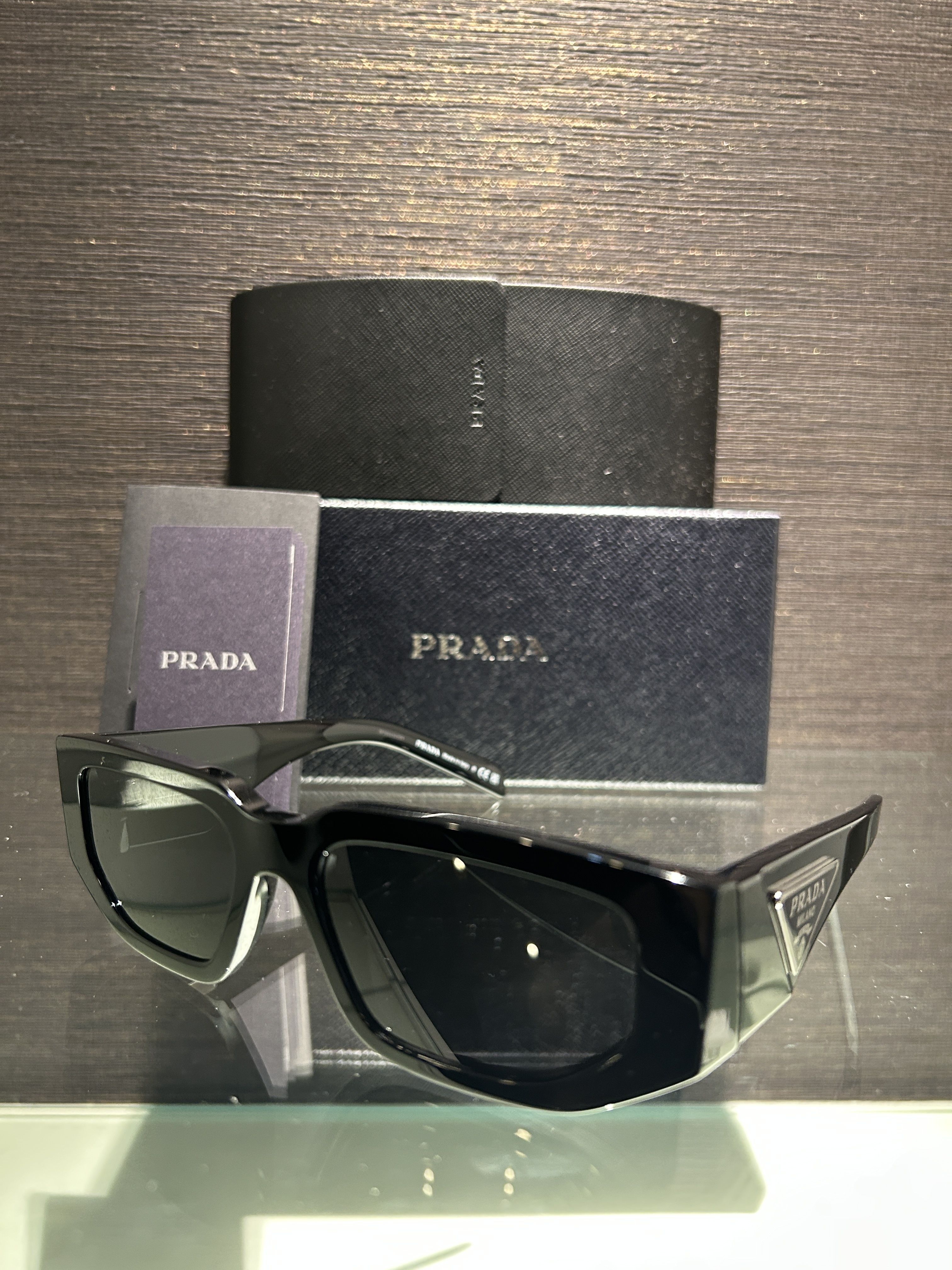 送料関税込み PRADA 三角形 トライアングル ロゴ入り サングラス
