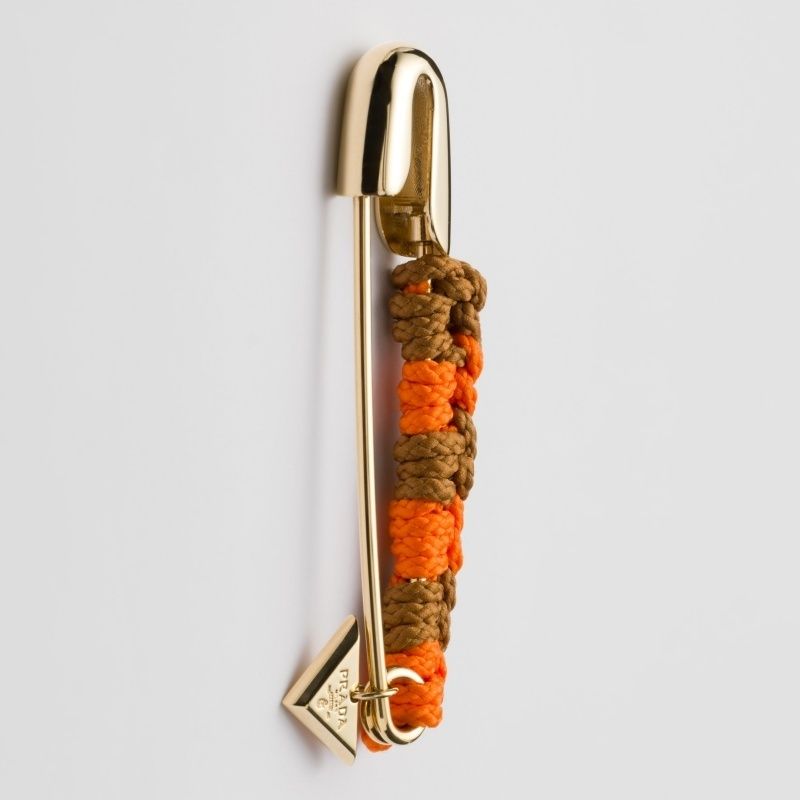 大注目 PRADA◇メタル セーフティピン ブローチ 編み込みコード (PRADA