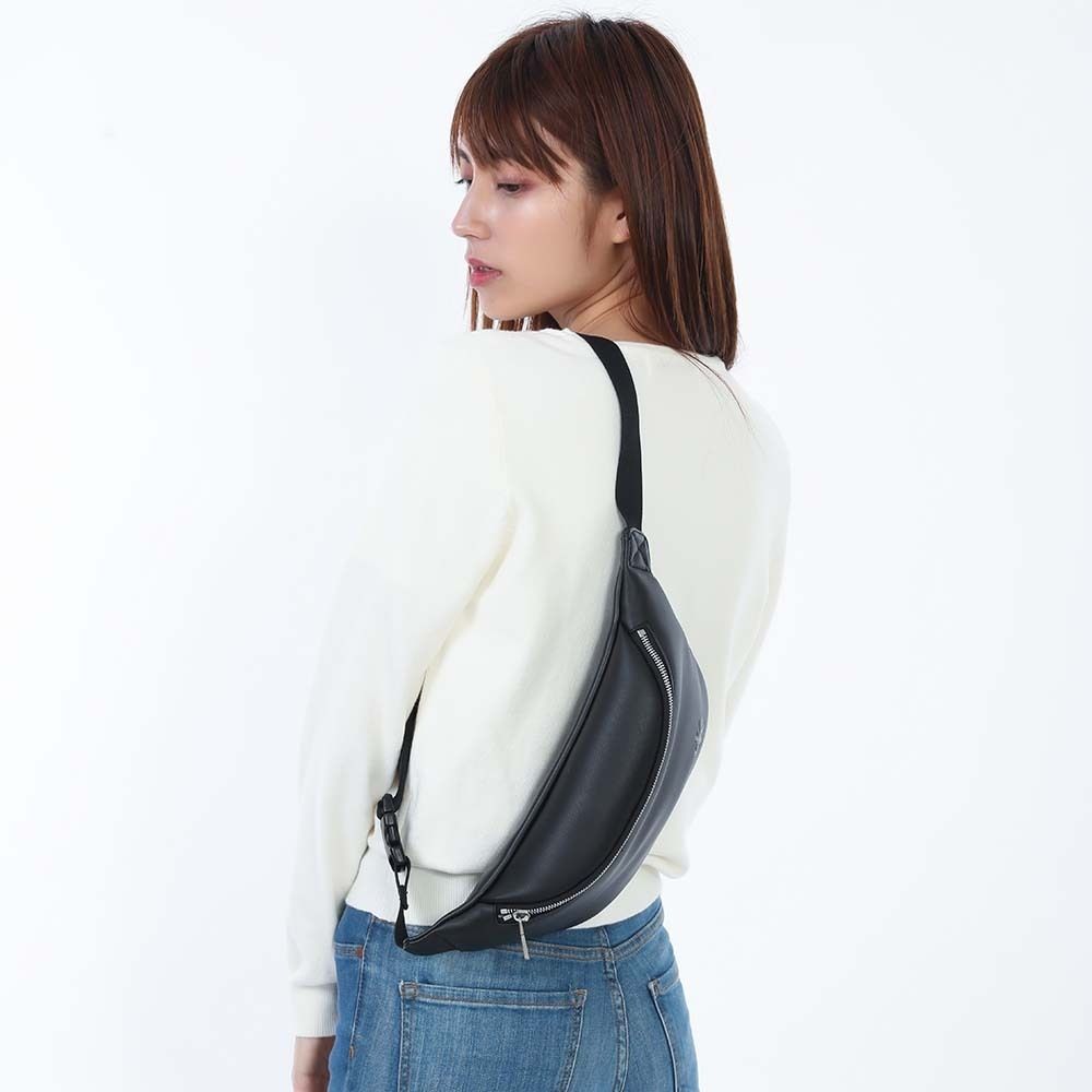 新品・国内即発】Calvin Klein LV04G3012G UB1 ボディバッグ (Calvin