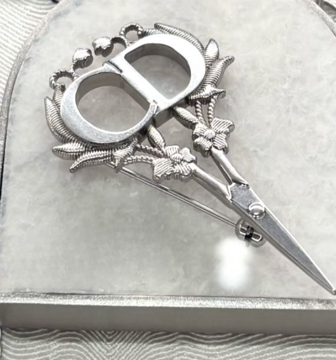 お洒落なデザイン♪個性溢れる☆【Dior】CD Icon ブローチ (Dior