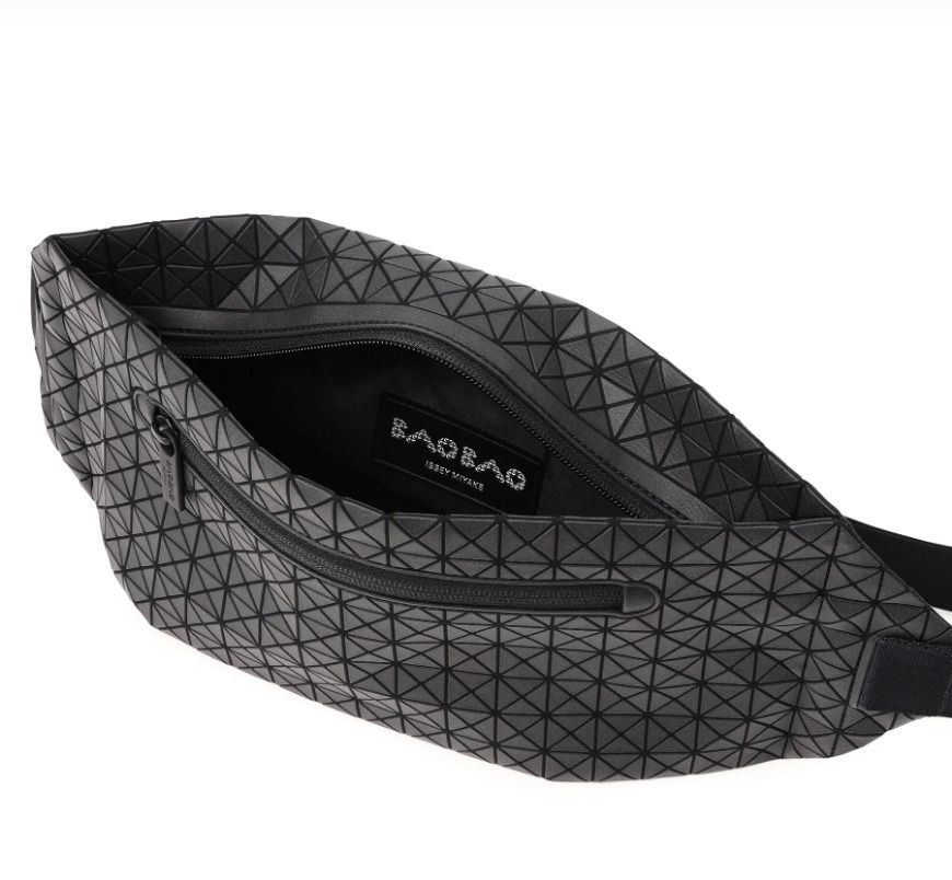 BAO BAO ISSEY MIYAKE】BATON KURO クロスボディバッグ (BAOBAO ISSEY