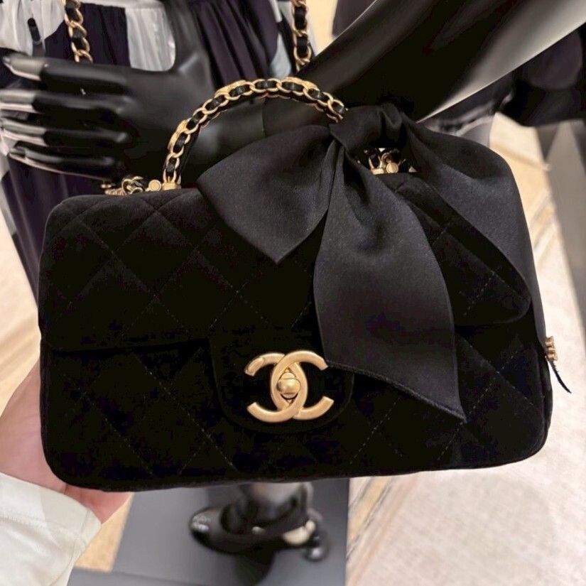 リボンとベロアが可愛い♪オシャレ【CHANEL】ショルダーバッグ (CHANEL