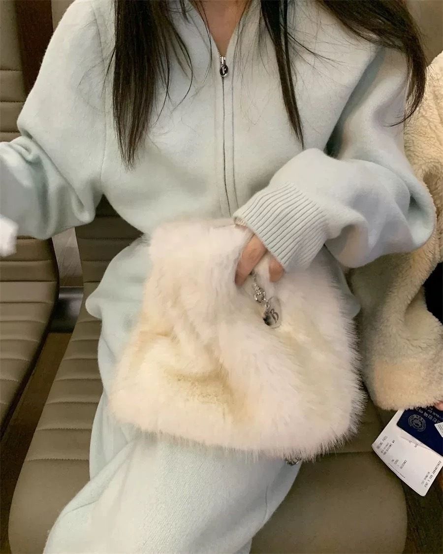 The Barnnet Ivory Fur Drawstring Backpack ファー バッグ (The