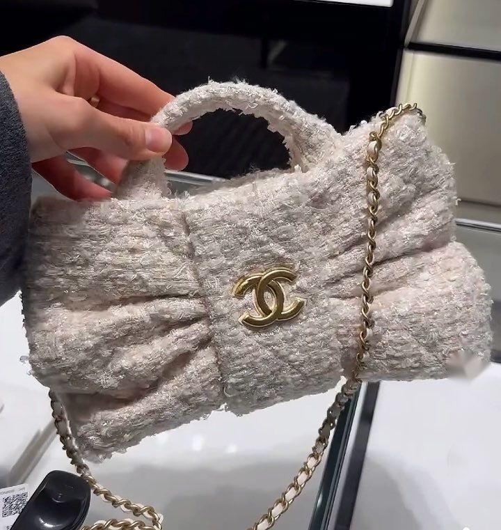 ツイード素材がコーデを選ばない 2WAY CHANEL リボンバック (CHANEL