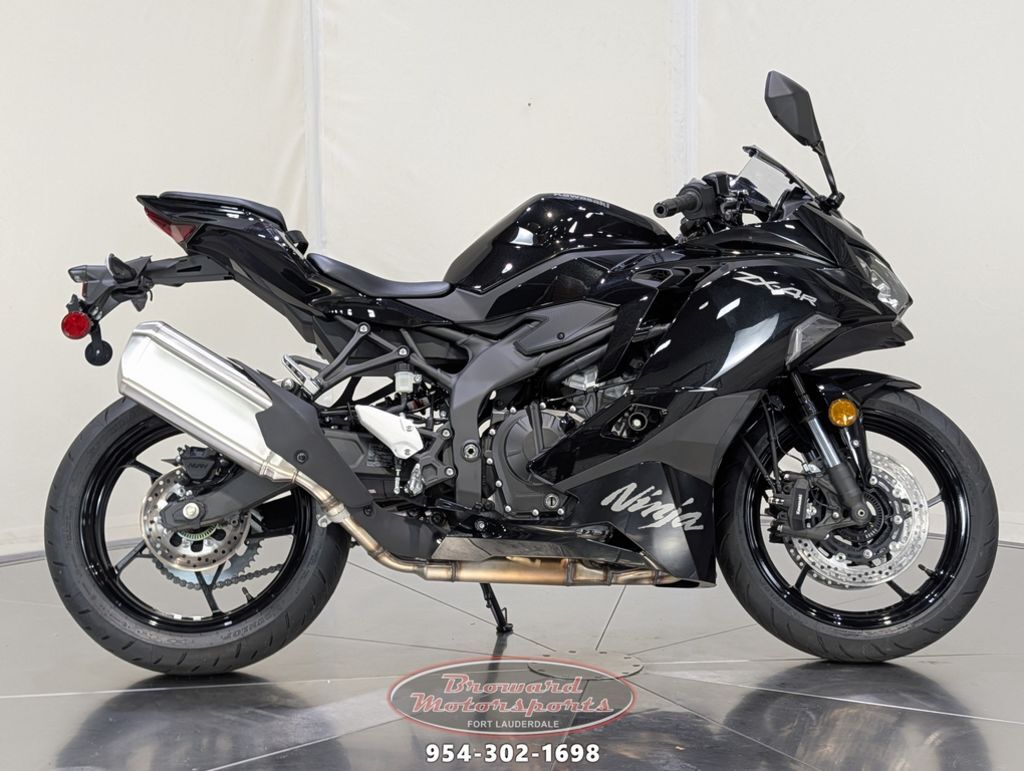 New 2024 Kawasaki Ninja ZX™-6R Pearl Robotic White/metallic Gray