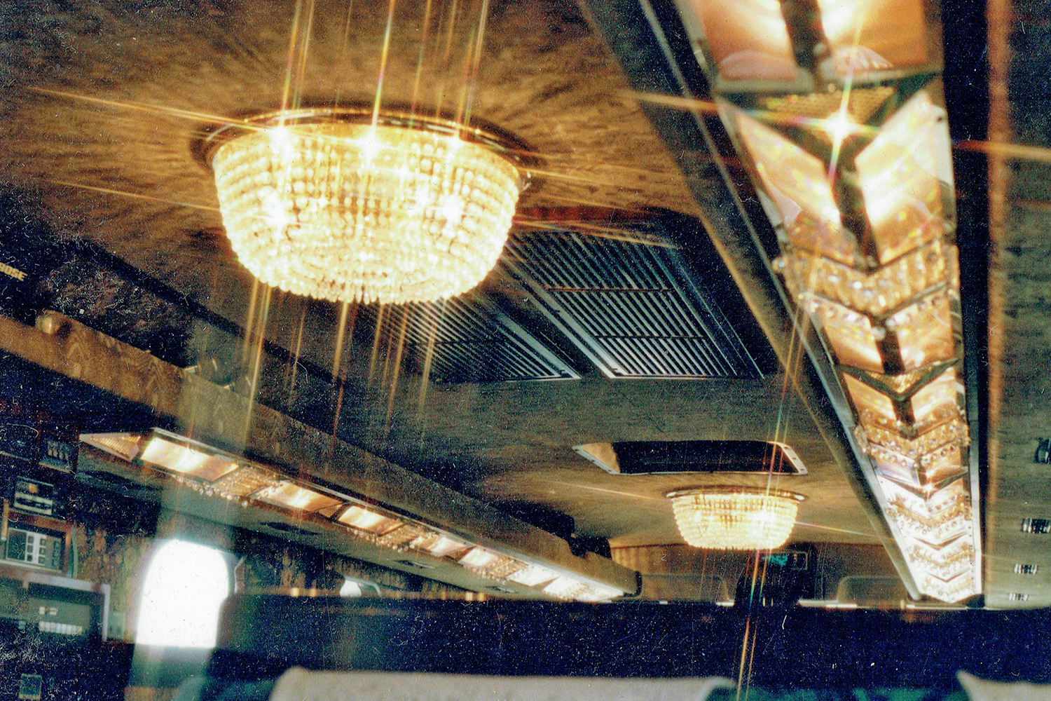 いまデコトラ乗りの間で流行！ サロンバス風の室内カスタムとは